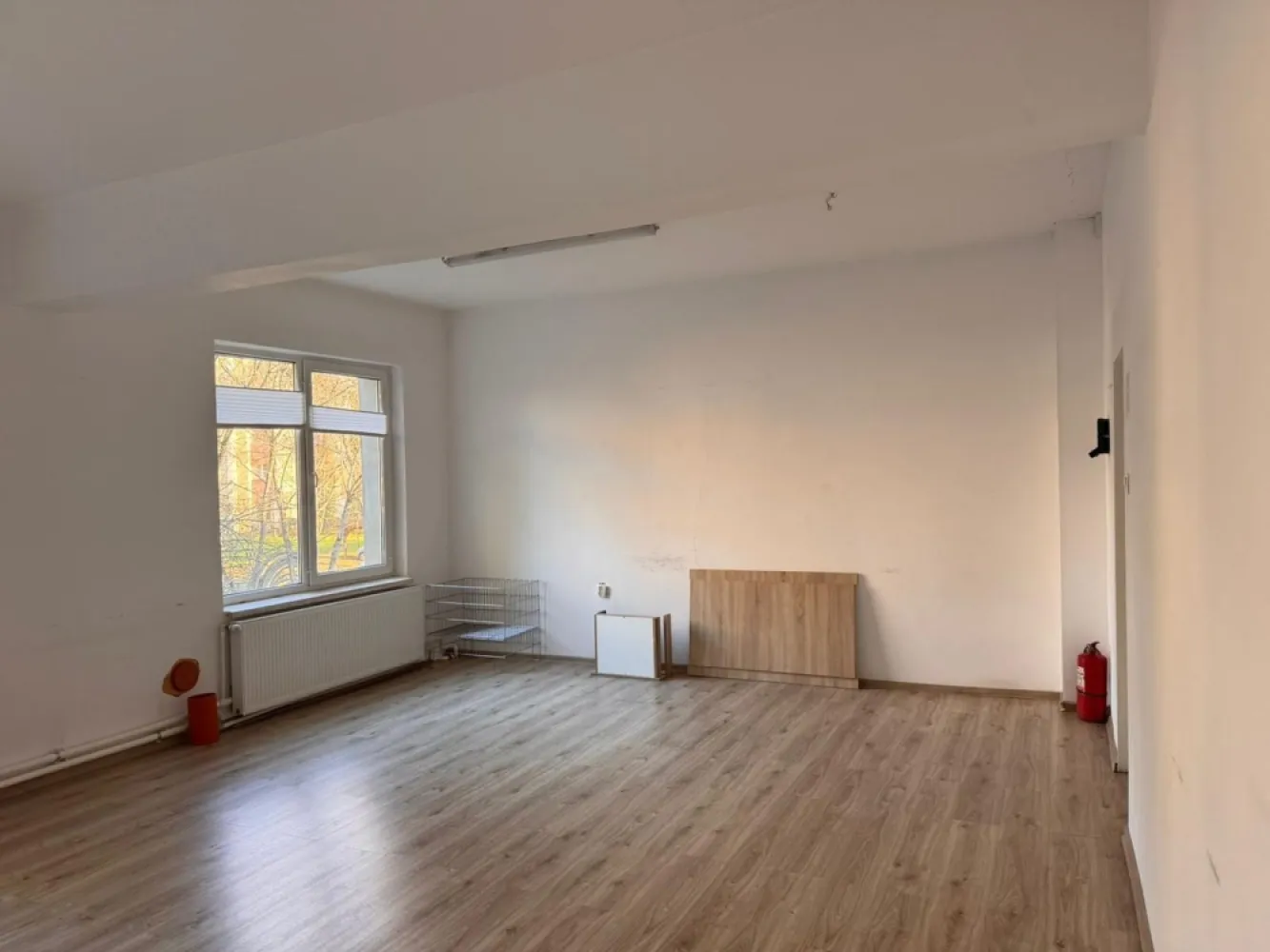 Cladire birouri / spatiu comercial - 584 mp - Comision ZERO - Mentionati ID-ul proprietatii cand apelati: CP2885089
Contact ⓪⑦②⑥ ②②③ ⑧⑧⑥ Sebastian
De închiriat cladire cu spatii de birou in Targu Mures, Zona Gheorghe Doja cartier Mureseni
Compartimentare:
Cladire este formata din 2 nivele , fiecare nivel avand 292 mp , in total 584 mp 
Este compusa din 4 bai, 1 bucatarie, 1 sala sedinta ,12 birouri+ teren aferent cladirii 272 mp 
Se poate inchiria per nivel la pretul de 2000 Euro sau total parter + etaj la pretul de 3800 Euro negociabil

Contact ⓪⑦②⑥ ②②③ ⑧⑧⑥ Sebastian 
Comisionul perceput de agentie este ZERO
Acest anunț nu corespunde cerințelor tale? Sună la numărul afișat în anunț și unul dintre agenții noștri te va ajuta cu alte oferte personalizate în funcție de cerințele tale.