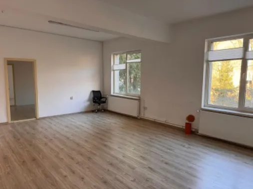 Cladire birouri / spatiu comercial - 584 mp - Comision ZERO