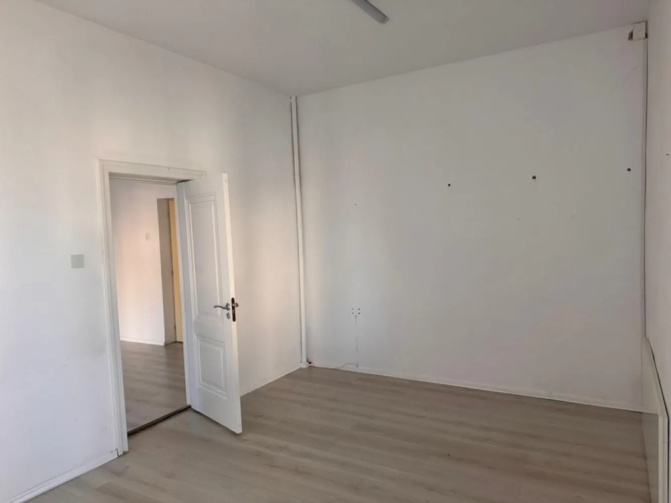 Cladire birouri / spatiu comercial - 584 mp - Comision ZERO