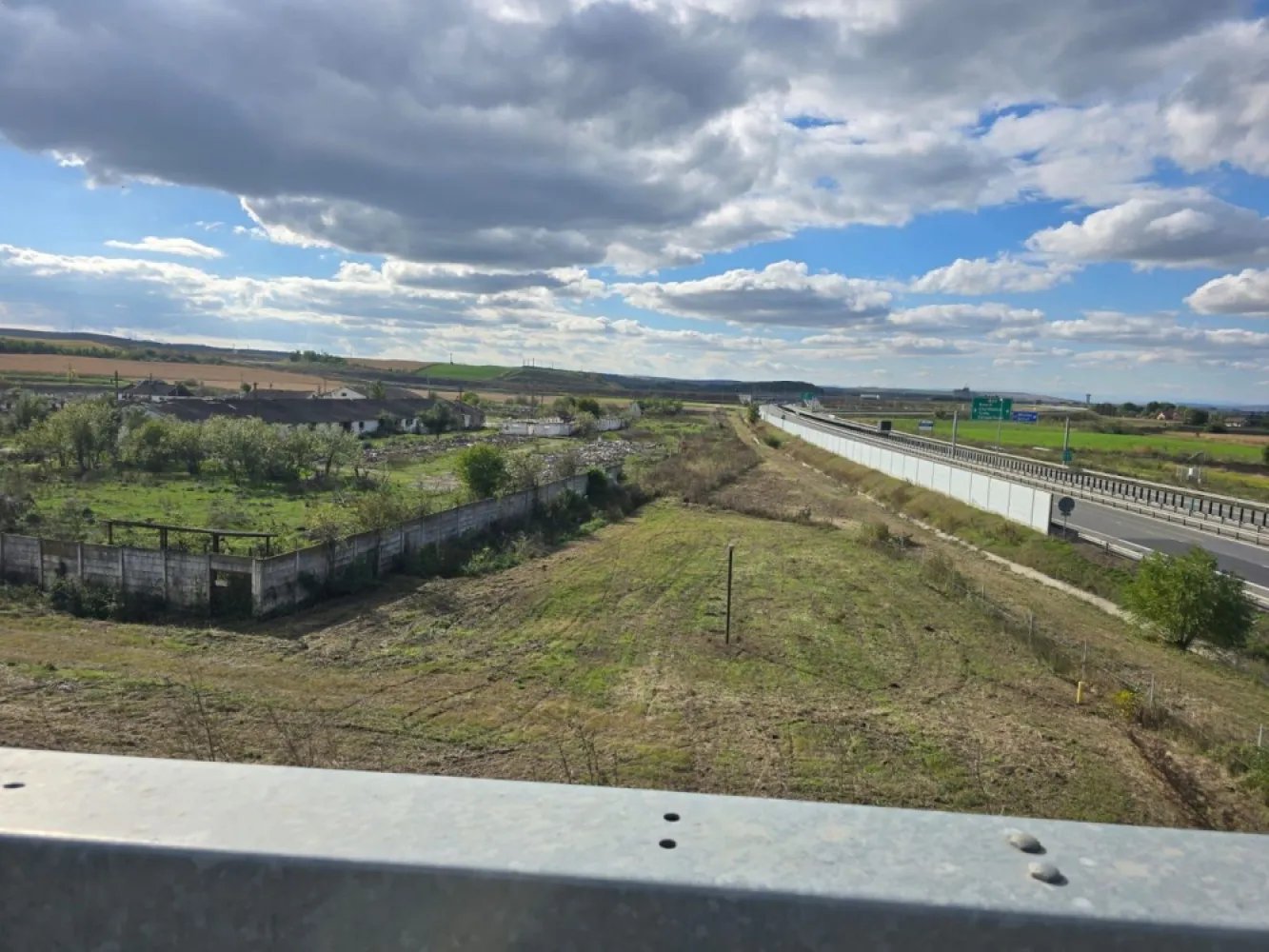 Teren+clădiri 60.000 mp.18 euro mp.deschidere la autostradă, - De vânzare 60.000 mp. de teren ingrădit cu plăci de beton în zona Iernut localitatea Cipău cu deschidere la autostradă.100 m de gara Cipău,utilității pe teren 
3 lini de înaltă tensiune 110Kv, 220kv, 380kv, si 1 medie 20 kw, gaz cu alimentare directa de la Rom Gaz cu 30% mai ieftin 
- alei betonate, hale partial renovate, post trafo 400 kw
 Teren terenul se vinde la prețul de 18 euro mp 1.100.000 Euro negociabil. Comisionul este ZERO!
Dacă vă place această ofertă - sau pentru alte informații sunați la numărul de contact din anunț!
Compania Zap Imobiliare vă pune la dispoziție toate informațiile, actele și documentele necesare alături de asistență și consiliere permanentă până la finalizarea achiziției imobiliare. Ne dorim să îți oferim cea mai plăcută experiență.