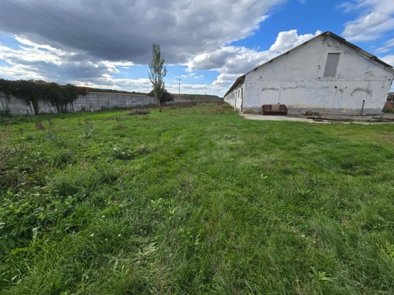 Teren+clădiri 60.000 mp.18 euro mp.deschidere la autostradă, - De vânzare 60.000 mp. de teren ingrădit cu plăci de beton în zona Iernut localitatea Cipău cu deschidere la autostradă.100 m de gara Cipău,utilității pe teren 
3 lini de înaltă tensiune 110Kv, 220kv, 380kv, si 1 medie 20 kw, gaz cu alimentare directa de la Rom Gaz cu 30% mai ieftin 
- alei betonate, hale partial renovate, post trafo 400 kw
 Teren terenul se vinde la prețul de 18 euro mp 1.100.000 Euro negociabil. Comisionul este ZERO!
Dacă vă place această ofertă - sau pentru alte informații sunați la numărul de contact din anunț!
Compania Zap Imobiliare vă pune la dispoziție toate informațiile, actele și documentele necesare alături de asistență și consiliere permanentă până la finalizarea achiziției imobiliare. Ne dorim să îți oferim cea mai plăcută experiență.