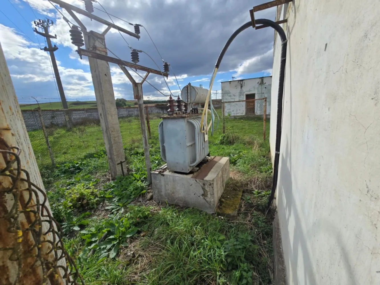 Teren+clădiri 60.000 mp.18 euro mp.deschidere la autostradă, - De vânzare 60.000 mp. de teren ingrădit cu plăci de beton în zona Iernut localitatea Cipău cu deschidere la autostradă.100 m de gara Cipău,utilității pe teren 
3 lini de înaltă tensiune 110Kv, 220kv, 380kv, si 1 medie 20 kw, gaz cu alimentare directa de la Rom Gaz cu 30% mai ieftin 
- alei betonate, hale partial renovate, post trafo 400 kw
 Teren terenul se vinde la prețul de 18 euro mp 1.100.000 Euro negociabil. Comisionul este ZERO!
Dacă vă place această ofertă - sau pentru alte informații sunați la numărul de contact din anunț!
Compania Zap Imobiliare vă pune la dispoziție toate informațiile, actele și documentele necesare alături de asistență și consiliere permanentă până la finalizarea achiziției imobiliare. Ne dorim să îți oferim cea mai plăcută experiență.