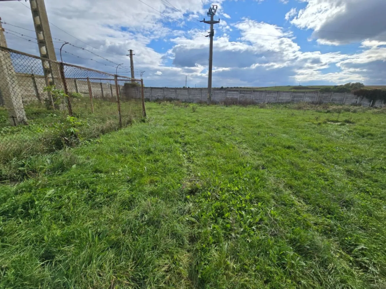Teren+clădiri 60.000 mp.18 euro mp.deschidere la autostradă, - De vânzare 60.000 mp. de teren ingrădit cu plăci de beton în zona Iernut localitatea Cipău cu deschidere la autostradă.100 m de gara Cipău,utilității pe teren 
3 lini de înaltă tensiune 110Kv, 220kv, 380kv, si 1 medie 20 kw, gaz cu alimentare directa de la Rom Gaz cu 30% mai ieftin 
- alei betonate, hale partial renovate, post trafo 400 kw
 Teren terenul se vinde la prețul de 18 euro mp 1.100.000 Euro negociabil. Comisionul este ZERO!
Dacă vă place această ofertă - sau pentru alte informații sunați la numărul de contact din anunț!
Compania Zap Imobiliare vă pune la dispoziție toate informațiile, actele și documentele necesare alături de asistență și consiliere permanentă până la finalizarea achiziției imobiliare. Ne dorim să îți oferim cea mai plăcută experiență.