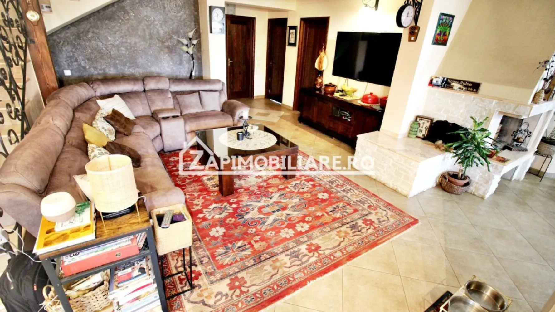 Casa 5 came,245mp,509mp teren,Sangeorgiu de Mures,0%comision - Contact 0774048706 Bogdan
De vânzare casă, singur în curte 5 camere 3 bai, situată în Sangeorgiu de Mures suprafața utilă de 245 mp amplasată pe un teren cu suprafața de 509 mp, 
Compartimentare:
- la etajul 1: 1 living, 3 dormitoare,1 bucătărie, 2 băi,2 balcoane, 1 debara, 1 terasă acoperită, 1 hol
- la etaj: 1 dormitor , 1 baie, 1 cameră tehnică, 1 balcon.2 dressing

Detalii:
- centrală termică, calorifere, geamuri termopan,
- fundația casei are o adâncime de 1 m, pereții sunt din cărămidă, acoperișul de țiglă, izolată cu polistiren de 10 cm.

Utilitați:
- curent, apă, gaz, canalizare

Casa se vinde la cheie , mobilată și utilată la prețul de 215.000 Euro negociabil. Comision ZERO!
Contact 0774048706 Bogdan
Daca vă place această ofertă sau pentru alte informații sunați la numărul de contact din anunț! 
Compania Zap Imobiliare vă pune la dispoziție toate actele și documentele necesare alături de asistență și consiliere permanentă până la finalizarea achiziției imobiliare. 
Ne dorim să îți oferim cea mai plăcută experiență, îndeplinim vise cu pereți!