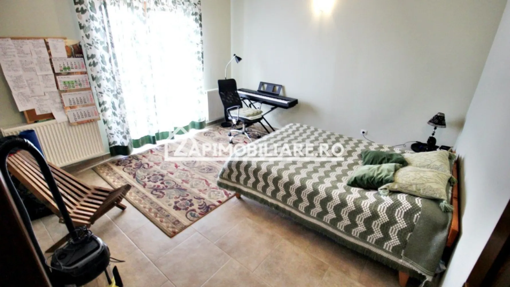 Casa 5 came,245mp,509mp teren,Sangeorgiu de Mures,0%comision - Contact 0774048706 Bogdan
De vânzare casă, singur în curte 5 camere 3 bai, situată în Sangeorgiu de Mures suprafața utilă de 245 mp amplasată pe un teren cu suprafața de 509 mp, 
Compartimentare:
- la etajul 1: 1 living, 3 dormitoare,1 bucătărie, 2 băi,2 balcoane, 1 debara, 1 terasă acoperită, 1 hol
- la etaj: 1 dormitor , 1 baie, 1 cameră tehnică, 1 balcon.2 dressing

Detalii:
- centrală termică, calorifere, geamuri termopan,
- fundația casei are o adâncime de 1 m, pereții sunt din cărămidă, acoperișul de țiglă, izolată cu polistiren de 10 cm.

Utilitați:
- curent, apă, gaz, canalizare

Casa se vinde la cheie , mobilată și utilată la prețul de 215.000 Euro negociabil. Comision ZERO!
Contact 0774048706 Bogdan
Daca vă place această ofertă sau pentru alte informații sunați la numărul de contact din anunț! 
Compania Zap Imobiliare vă pune la dispoziție toate actele și documentele necesare alături de asistență și consiliere permanentă până la finalizarea achiziției imobiliare. 
Ne dorim să îți oferim cea mai plăcută experiență, îndeplinim vise cu pereți!