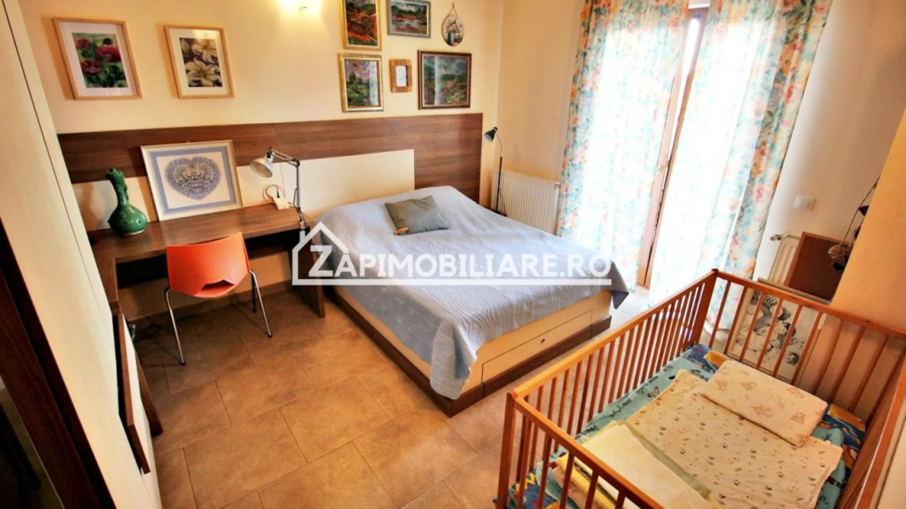Casa 5 came,245mp,509mp teren,Sangeorgiu de Mures,0%comision - Contact 0774048706 Bogdan
De vânzare casă, singur în curte 5 camere 3 bai, situată în Sangeorgiu de Mures suprafața utilă de 245 mp amplasată pe un teren cu suprafața de 509 mp, 
Compartimentare:
- la etajul 1: 1 living, 3 dormitoare,1 bucătărie, 2 băi,2 balcoane, 1 debara, 1 terasă acoperită, 1 hol
- la etaj: 1 dormitor , 1 baie, 1 cameră tehnică, 1 balcon.2 dressing

Detalii:
- centrală termică, calorifere, geamuri termopan,
- fundația casei are o adâncime de 1 m, pereții sunt din cărămidă, acoperișul de țiglă, izolată cu polistiren de 10 cm.

Utilitați:
- curent, apă, gaz, canalizare

Casa se vinde la cheie , mobilată și utilată la prețul de 215.000 Euro negociabil. Comision ZERO!
Contact 0774048706 Bogdan
Daca vă place această ofertă sau pentru alte informații sunați la numărul de contact din anunț! 
Compania Zap Imobiliare vă pune la dispoziție toate actele și documentele necesare alături de asistență și consiliere permanentă până la finalizarea achiziției imobiliare. 
Ne dorim să îți oferim cea mai plăcută experiență, îndeplinim vise cu pereți!