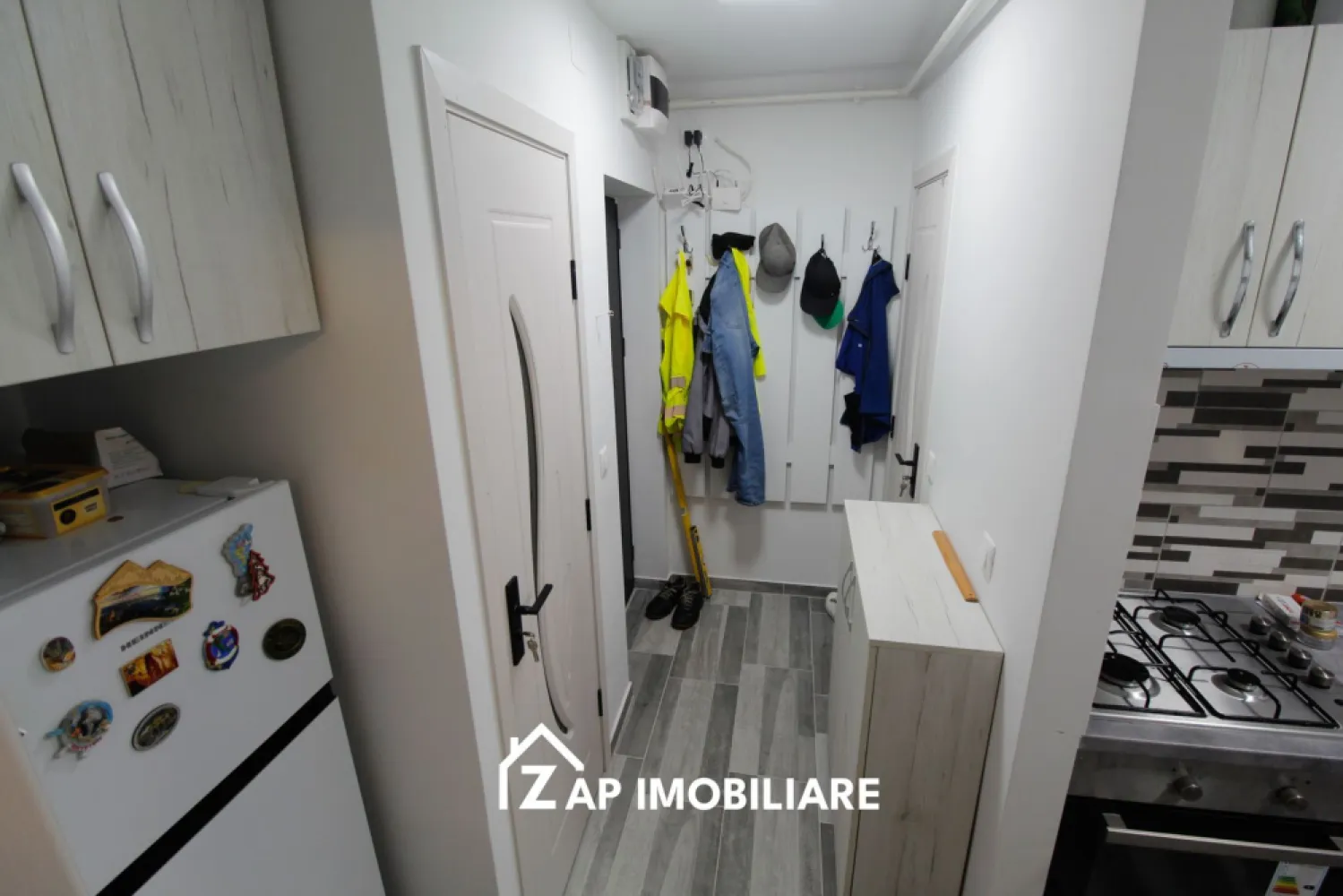 Aleea Savinesti - Ap 2 camere - Renovat complet - Mentionati ID-ul proprietatii cand apelati: CP2805530
Comision ZERO pentru cumparator!
Contact ⓪⑦②⑥ ②②③ ⑧⑧⑥ Sebastian
De vânzare apartament 2 camere semidecomandat situat în zona semicentrala , strada Aleea Savinesti suprafață utilă de 40mp, situat la -parter din 4 oferit de Zap Imobiliare 
Detalii: 
- 1 living, 1 dormitor, 1 bucătărie, 1 baie, fara balcon 1 hol
- centrală termică, calorifere, geamuri termopan, ușă metalică.

Locuința se vinde la prețul de 75000 Euro . Comisionul este ZERO pentru cumparator
Contact ⓪⑦②⑥ ②②③ ⑧⑧⑥ Sebastian

Proprietatea se află într-o zonă cu un confort deosebit, datorită amplasării în imediata apropiere a tot ceea ce înseamnă viață modernă, și anume: mijloace de transport în comun, magazine, unități de învățământ de toate gradele, piață, parc, bănci, farmacii, s.a.
Dacă vă place această ofertă - sau pentru alte informații sunați la numărul de contact din anunț! 
Compania Zap Imobiliare vă pune la dispoziție toate informațiile, actele și documentele necesare alături de asistență și consiliere permanentă până la finalizarea achiziției imobiliare. Ne dorim să îți oferim cea mai plăcută experiență, îndeplinim vise cu pereți!
