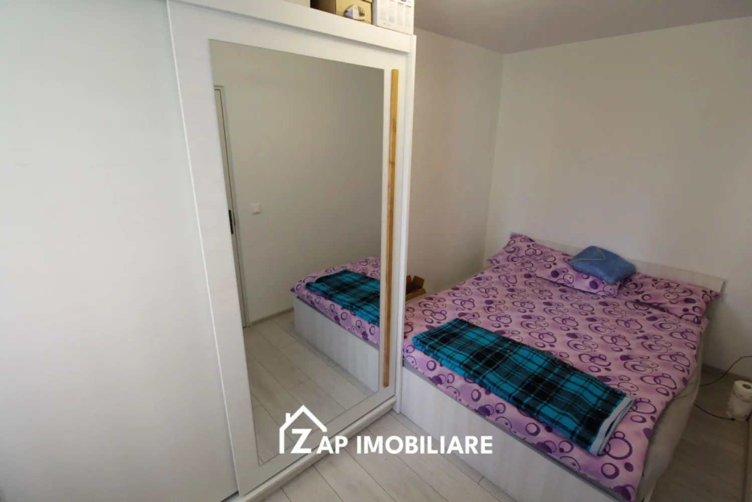 Aleea Savinesti - Ap 2 camere - Renovat complet - Mentionati ID-ul proprietatii cand apelati: CP2805530
Comision ZERO pentru cumparator!
Contact ⓪⑦②⑥ ②②③ ⑧⑧⑥ Sebastian
De vânzare apartament 2 camere semidecomandat situat în zona semicentrala , strada Aleea Savinesti suprafață utilă de 40mp, situat la -parter din 4 oferit de Zap Imobiliare 
Detalii: 
- 1 living, 1 dormitor, 1 bucătărie, 1 baie, fara balcon 1 hol
- centrală termică, calorifere, geamuri termopan, ușă metalică.

Locuința se vinde la prețul de 75000 Euro . Comisionul este ZERO pentru cumparator
Contact ⓪⑦②⑥ ②②③ ⑧⑧⑥ Sebastian

Proprietatea se află într-o zonă cu un confort deosebit, datorită amplasării în imediata apropiere a tot ceea ce înseamnă viață modernă, și anume: mijloace de transport în comun, magazine, unități de învățământ de toate gradele, piață, parc, bănci, farmacii, s.a.
Dacă vă place această ofertă - sau pentru alte informații sunați la numărul de contact din anunț! 
Compania Zap Imobiliare vă pune la dispoziție toate informațiile, actele și documentele necesare alături de asistență și consiliere permanentă până la finalizarea achiziției imobiliare. Ne dorim să îți oferim cea mai plăcută experiență, îndeplinim vise cu pereți!