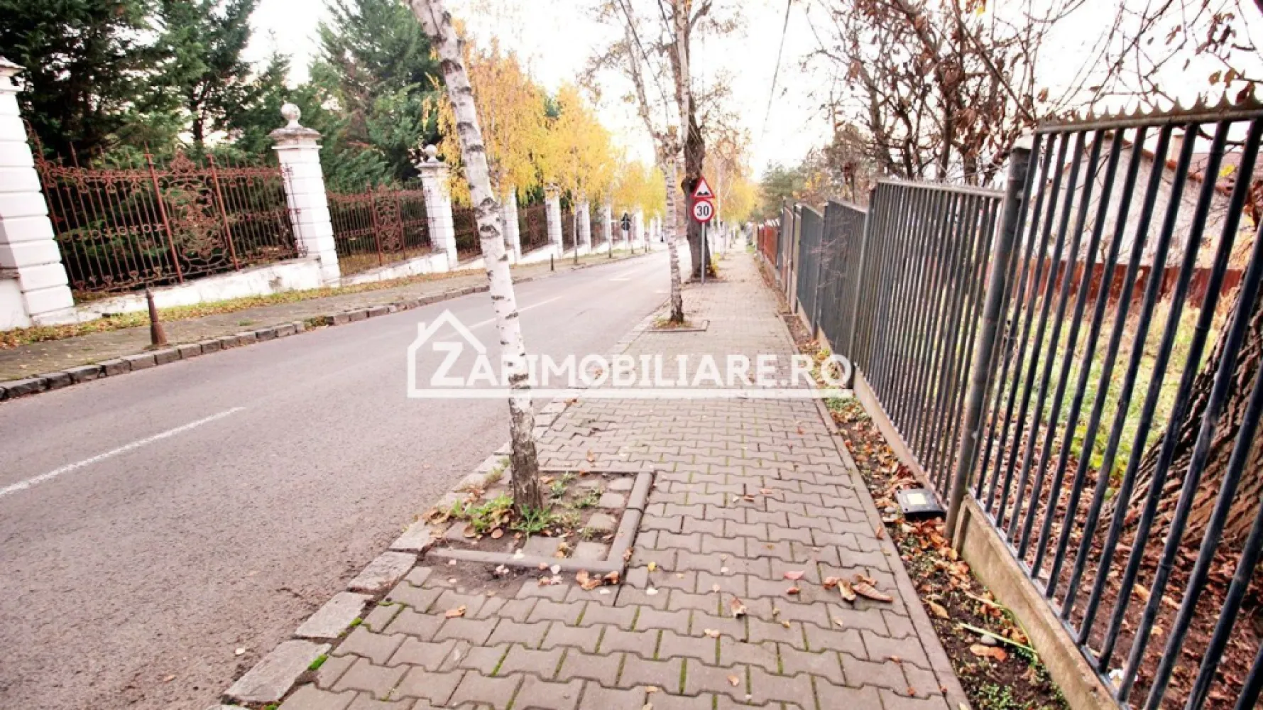 Casa zona Platou,1.001mp.teren,deschidere la 2 strazi,0%comi - Contact 0774048706 Bogdan
De vânzare casă, singur în curte 3 camere situată în zona Platou cu deschidere la 2 strazi Verii si Trebely, suprafața utilă de 120 mp amplasată pe un teren cu suprafața de 1.001 mp, cu o deschidere la drum de 18 ml.
Compartimentare:
- 1 living, 1 bucătărie, 1 baie 2 dormitoare, 

Detalii:
- fundația casei are o adâncime de 1m, pereții sunt din cărămidă, acoperișul de țiglă, cm.

Utilitați:
- curent, apă, gaz, canalizare

Casa cu teren de 1.001 mp se vinde la prețul de 315.000 Euro negociabil. Comision ZERO!
Contact 0774048706 Bogdan
Daca vă place această ofertă sau pentru alte informații sunați la numărul de contact din anunț! 
Compania Zap Imobiliare vă pune la dispoziție toate actele și documentele necesare alături de asistență și consiliere permanentă până la finalizarea achiziției imobiliare. 
Ne dorim să îți oferim cea mai plăcută experiență, îndeplinim vise cu pereți!