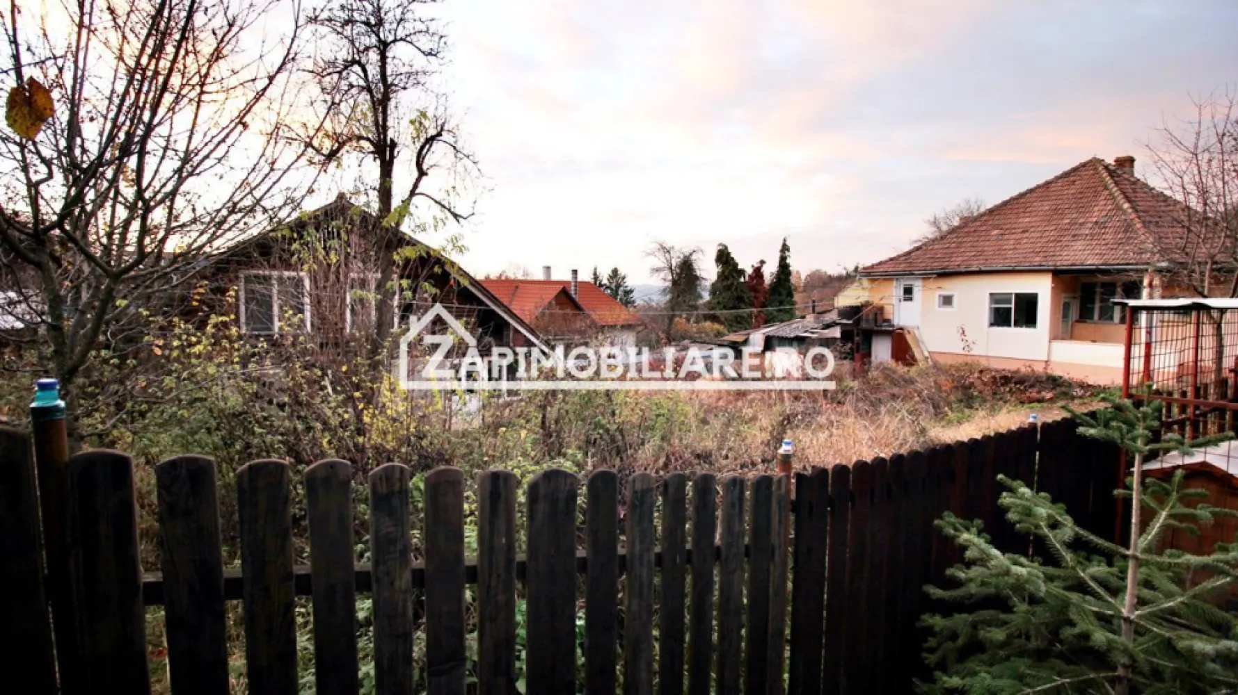 Casa zona Platou,1.001mp.teren,deschidere la 2 strazi,0%comi - Contact 0774048706 Bogdan
De vânzare casă, singur în curte 3 camere situată în zona Platou cu deschidere la 2 strazi Verii si Trebely, suprafața utilă de 120 mp amplasată pe un teren cu suprafața de 1.001 mp, cu o deschidere la drum de 18 ml.
Compartimentare:
- 1 living, 1 bucătărie, 1 baie 2 dormitoare, 

Detalii:
- fundația casei are o adâncime de 1m, pereții sunt din cărămidă, acoperișul de țiglă, cm.

Utilitați:
- curent, apă, gaz, canalizare

Casa cu teren de 1.001 mp se vinde la prețul de 315.000 Euro negociabil. Comision ZERO!
Contact 0774048706 Bogdan
Daca vă place această ofertă sau pentru alte informații sunați la numărul de contact din anunț! 
Compania Zap Imobiliare vă pune la dispoziție toate actele și documentele necesare alături de asistență și consiliere permanentă până la finalizarea achiziției imobiliare. 
Ne dorim să îți oferim cea mai plăcută experiență, îndeplinim vise cu pereți!