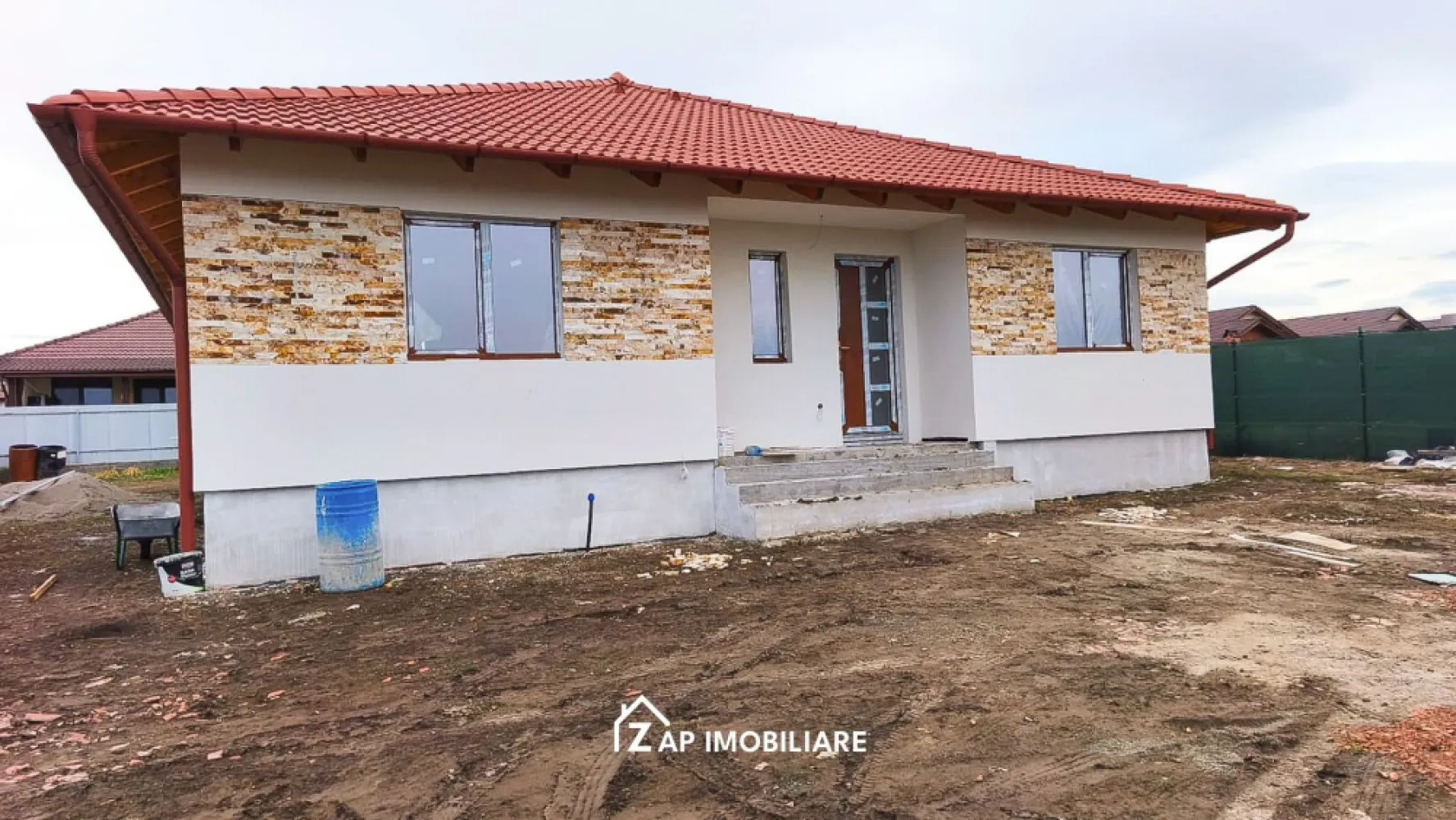 Casa 1 Nivel 107 mp utili - 4 camere - 500 mp teren - Mentionati ID-ul proprietatii cand apelati: CP2787859
Contact ⓪⑦②⑥ ②②③ ⑧⑧⑥ Sebastian
De vânzare casă, singur în curte, 4 camere situată în Nazna, suprafața utilă de 107.mp amplasată pe un teren cu suprafața de 500 mp, 
Compartimentare:
Casa pe parter 3 dormitoare, 1 living + bucatarie, 2 bai, camara, dressing, terasa

Detalii:
- centrală termică, incalzire in pardoseala, geamuri termopan, ușă pvc.
- fundația casei are o adâncime de 1 m, pereții sunt din cărămidă, acoperișul de țiglă, izolată cu polistiren de 10 cm.
 pod mansardabil, 
- anul construcției 2025

Utilitați:
- curent, apă, gaz, canalizare

Casa se vinde semifinisată avansat , la prețul de 134500 + 21 % TVA Comision ZERO!
Contact ⓪⑦②⑥ ②②③ ⑧⑧⑥ Sebastian Daca vă place această ofertă sau pentru alte informații sunați la numărul de contact din anunț! 
Compania Zap Imobiliare vă pune la dispoziție toate actele și documentele necesare alături de asistență și consiliere permanentă până la finalizarea achiziției imobiliare. 
Ne dorim să îți oferim cea mai plăcută experiență, îndeplinim vise cu pereți!