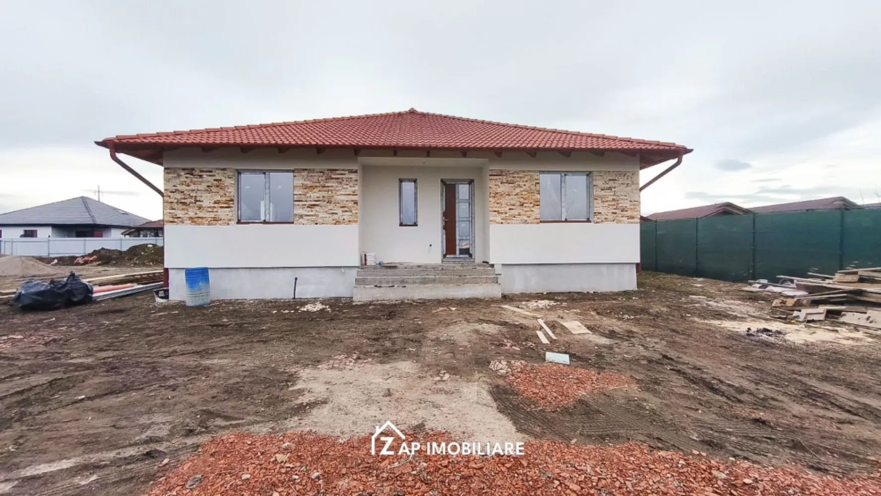 Casa 1 Nivel 107 mp utili - 4 camere - 500 mp teren - Mentionati ID-ul proprietatii cand apelati: CP2787859
Contact ⓪⑦②⑥ ②②③ ⑧⑧⑥ Sebastian
De vânzare casă, singur în curte, 4 camere situată în Nazna, suprafața utilă de 107.mp amplasată pe un teren cu suprafața de 500 mp, 
Compartimentare:
Casa pe parter 3 dormitoare, 1 living + bucatarie, 2 bai, camara, dressing, terasa

Detalii:
- centrală termică, incalzire in pardoseala, geamuri termopan, ușă pvc.
- fundația casei are o adâncime de 1 m, pereții sunt din cărămidă, acoperișul de țiglă, izolată cu polistiren de 10 cm.
 pod mansardabil, 
- anul construcției 2025

Utilitați:
- curent, apă, gaz, canalizare

Casa se vinde semifinisată avansat , la prețul de 134500 + 21 % TVA Comision ZERO!
Contact ⓪⑦②⑥ ②②③ ⑧⑧⑥ Sebastian Daca vă place această ofertă sau pentru alte informații sunați la numărul de contact din anunț! 
Compania Zap Imobiliare vă pune la dispoziție toate actele și documentele necesare alături de asistență și consiliere permanentă până la finalizarea achiziției imobiliare. 
Ne dorim să îți oferim cea mai plăcută experiență, îndeplinim vise cu pereți!