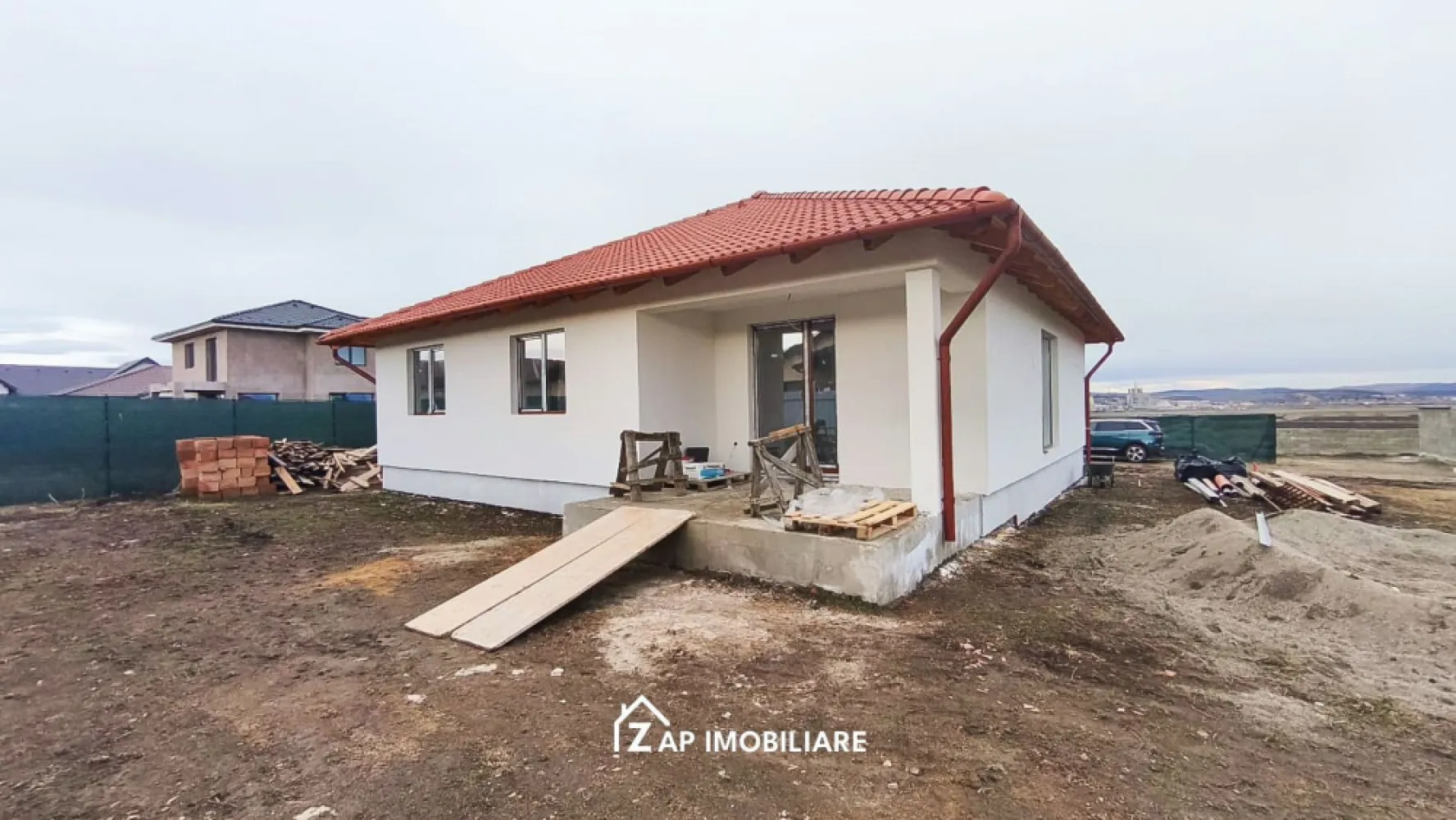 Casa 1 Nivel 107 mp utili - 4 camere - 500 mp teren - Mentionati ID-ul proprietatii cand apelati: CP2787859
Contact ⓪⑦②⑥ ②②③ ⑧⑧⑥ Sebastian
De vânzare casă, singur în curte, 4 camere situată în Nazna, suprafața utilă de 107.mp amplasată pe un teren cu suprafața de 500 mp, 
Compartimentare:
Casa pe parter 3 dormitoare, 1 living + bucatarie, 2 bai, camara, dressing, terasa

Detalii:
- centrală termică, incalzire in pardoseala, geamuri termopan, ușă pvc.
- fundația casei are o adâncime de 1 m, pereții sunt din cărămidă, acoperișul de țiglă, izolată cu polistiren de 10 cm.
 pod mansardabil, 
- anul construcției 2025

Utilitați:
- curent, apă, gaz, canalizare

Casa se vinde semifinisată avansat , la prețul de 134500 + 21 % TVA Comision ZERO!
Contact ⓪⑦②⑥ ②②③ ⑧⑧⑥ Sebastian Daca vă place această ofertă sau pentru alte informații sunați la numărul de contact din anunț! 
Compania Zap Imobiliare vă pune la dispoziție toate actele și documentele necesare alături de asistență și consiliere permanentă până la finalizarea achiziției imobiliare. 
Ne dorim să îți oferim cea mai plăcută experiență, îndeplinim vise cu pereți!