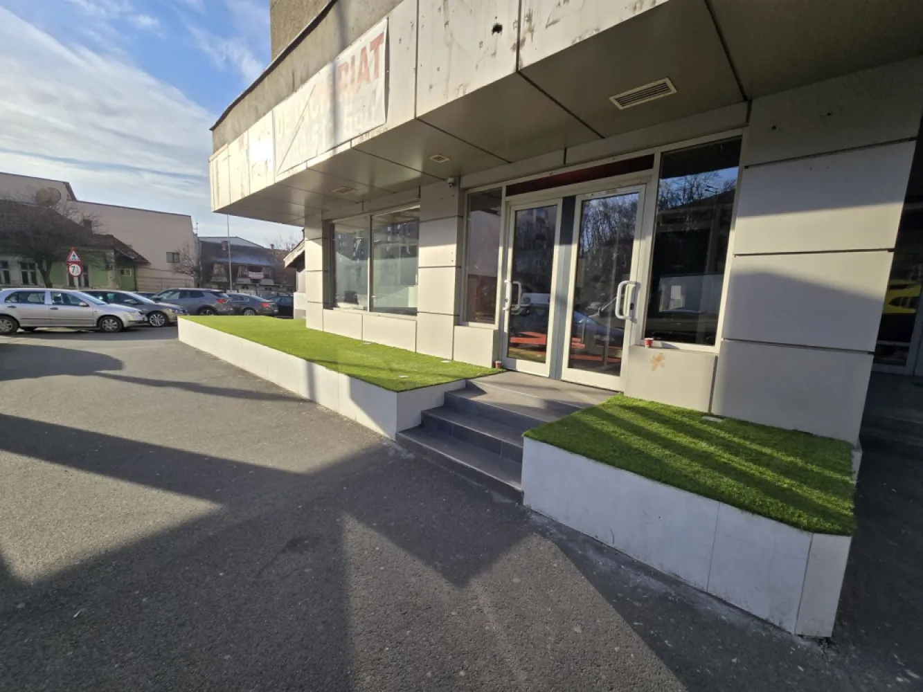 Spatiu Comercial 146 mp. cartier 7 Noiembrie zona Unic - Contact 0774048706 Bogdan
De inchiriat spațiu comercial cu suprafata utilă de 146 mp.
situat la parter în cartierul 7 Noiembrie, zona Unic ideal si pentru sedii firme, farmacie, punct de lucru, cabinet medical,bar, cofetărie, sucursală bancă,etc
Detalii:
Spațiul se inchiriază la prețul de 3000 euro negociabil.Comisionu 50% din prima chirie.
Contact 0774048706 Bogdan
Acest anunț nu corespunde cerințelor tale? Sună la numărul afișat în anunț și unul dintre agenții noștri te va ajuta cu alte oferte personalizate în funcție de cerințele tale.