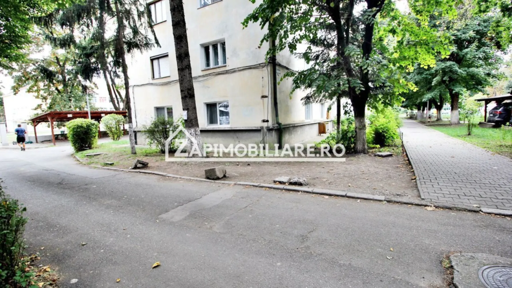 Apartament 2 camere,46 mp, et.3,Targu Mures - Contact 0774048706 Bogdan
De vânzare apartament 2 camere semidecomandat confort 2, situat în cartierul Libertătii, strada Nicolae Balcescu, aproape de Gimnaziul Nicolae Balcescu,suprafață utilă de 46 mp, situat la etajul 3 din 3 oferit de Zap Imobiliare 
Detalii: 
- 1 living, 1 dormitor, 1 bucătărie, 1 baie, 1 camară,1 hol
- apartamentul necesită renovare
Proprietatea se află într-o zonă cu un confort deosebit, datorită amplasării în imediata apropiere a tot ceea ce înseamnă viață modernă, și anume: mijloace de transport în comun, magazine, unități de învățământ de toate gradele, piață, parc, bănci, farmacii, s.a.
Locuința se vinde la prețul de 59.000 Euro negociabil. Comisionul este ZERO!
Contact 0774048706 Bogdan

Dacă vă place această ofertă - sau pentru alte informații sunați la numărul de contact din anunț! 
Compania Zap Imobiliare vă pune la dispoziție toate informațiile, actele și documentele necesare alături de asistență și consiliere permanentă până la finalizarea achiziției imobiliare. Ne dorim să îți oferim cea mai plăcută experiență, îndeplinim vise cu pereți!
