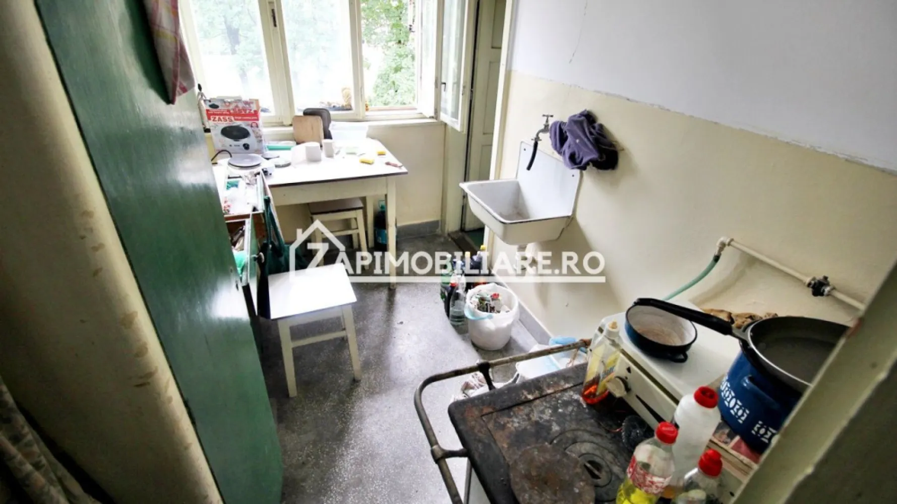 Apartament 2 camere,46 mp, et.3,Targu Mures - Contact 0774048706 Bogdan
De vânzare apartament 2 camere semidecomandat confort 2, situat în cartierul Libertătii, strada Nicolae Balcescu, aproape de Gimnaziul Nicolae Balcescu,suprafață utilă de 46 mp, situat la etajul 3 din 3 oferit de Zap Imobiliare 
Detalii: 
- 1 living, 1 dormitor, 1 bucătărie, 1 baie, 1 camară,1 hol
- apartamentul necesită renovare
Proprietatea se află într-o zonă cu un confort deosebit, datorită amplasării în imediata apropiere a tot ceea ce înseamnă viață modernă, și anume: mijloace de transport în comun, magazine, unități de învățământ de toate gradele, piață, parc, bănci, farmacii, s.a.
Locuința se vinde la prețul de 59.000 Euro negociabil. Comisionul este ZERO!
Contact 0774048706 Bogdan

Dacă vă place această ofertă - sau pentru alte informații sunați la numărul de contact din anunț! 
Compania Zap Imobiliare vă pune la dispoziție toate informațiile, actele și documentele necesare alături de asistență și consiliere permanentă până la finalizarea achiziției imobiliare. Ne dorim să îți oferim cea mai plăcută experiență, îndeplinim vise cu pereți!