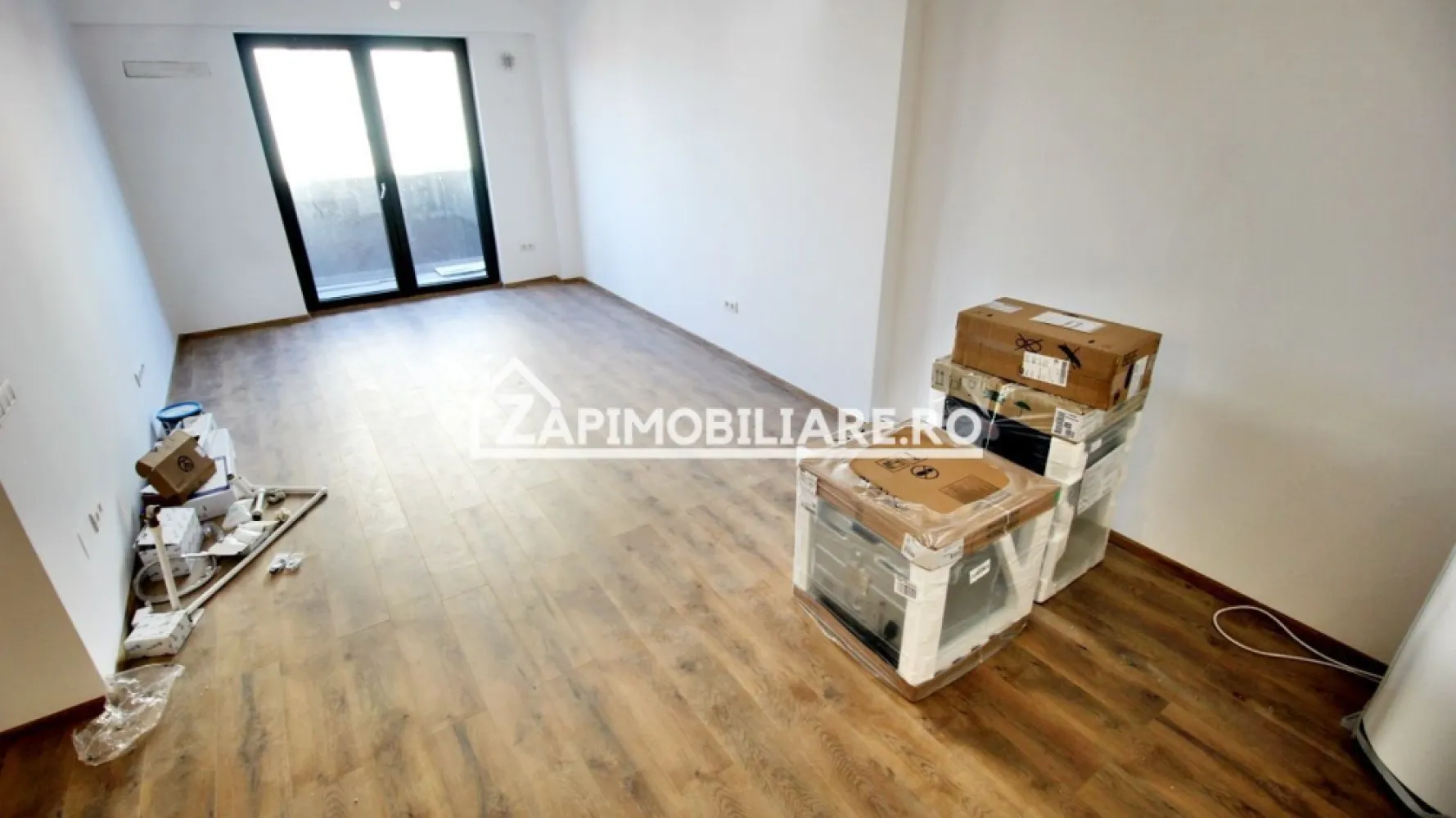 Apartament 2 camere,55mp, 1 parcare privată,zona centrală - De închiriat apartament in bloc NOU, 2 camere decomandat, confort 1, situat în Centru, strada Bartok Bela, suprafață utilă de 55 mp, situat la etajul 4 din 6 oferit de Zap Imobiliare.
 Contact 0774048706 Bogdan
Detalii: 
- 1 living, 1 dormitor, 1 bucătărie, 1 baie,1 hol, 1 balcon
- centrală termică, calorifere, geamuri termopan, ușă metalică.
- masina de spalat rufe, frigider.aragaz, masina de spalat vase,boiler

Proprietatea se află într-o zonă cu un confort deosebit, datorită amplasării în imediata apropiere a tot ceea ce înseamnă viață modernă, și anume: mijloace de transport în comun, magazine, unități de învățământ de toate gradele, piață, parc, bănci, farmacii, s.a.
Locuința se închiriază mobilată și utilată la prețul de 550 Euro negociabil. 
Comisionul perceput este de 50% din valoarea primei chirii si se plateste o singura data in momentul semnarii contractului de inchiriere.
Contact 0774048706 Bogdan
Acest anunț nu corespunde cerințelor tale? Sună la numărul afișat în anunț și unul dintre agenții noștri te va ajuta cu alte oferte personalizate în funcție de cerințele tale.