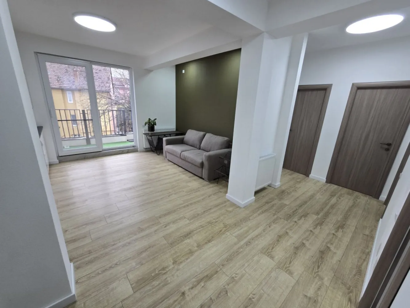 Apartament 3 camere,2 terase,2 băi,95mp,zona Centrală - Contact 0774048706 Bogdan
De vânzare apartament la cheie in bloc NOU, 3 camere,2 băi, 2 terase, 1 dressing, decomandat, confort 1, situat în zona Centrală, strada Papiu Ilarian , suprafață utilă de 62 mp, suprafata construită 95 mp,situat la etajul 2 din 2 oferit de Zap Imobiliare 
Detalii: 
- 1 living cu bucătărie, 2 dormitoare, 2 bai, 1 dressing,2 terase, 1 hol
- centrală termică, calorifere, geamuri termopan, ușă metalică.

Proprietatea se află într-o zonă cu un confort deosebit, datorită amplasării în imediata apropiere a tot ceea ce înseamnă viață modernă, și anume: mijloace de transport în comun, magazine, unități de învățământ de toate gradele, piață, parc, bănci, farmacii, s.a.
Locuința se vinde la cheie la prețul de 167.000 Euro negociabil. Comisionul este ZERO!
Contact 0774048706 Bogdan

Dacă vă place această ofertă - sau pentru alte informații sunați la numărul de contact din anunț! 
Compania Zap Imobiliare vă pune la dispoziție toate informațiile, actele și documentele necesare alături de asistență și consiliere permanentă până la finalizarea achiziției imobiliare. Ne dorim să îți oferim cea mai plăcută experiență, îndeplinim vise cu pereți!
