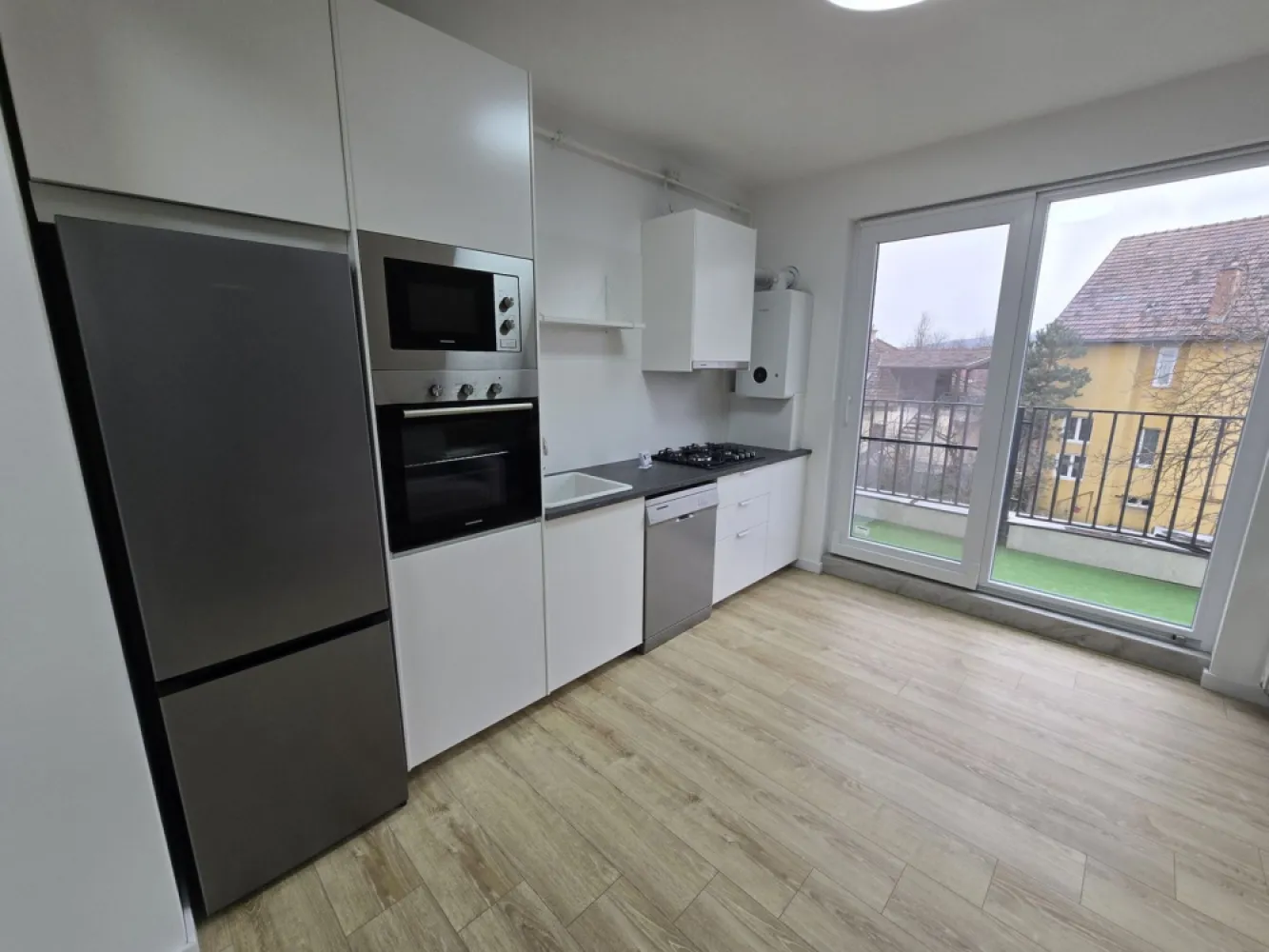 Apartament 3 camere,2 terase,2 băi,95mp,zona Centrală - Contact 0774048706 Bogdan
De vânzare apartament la cheie in bloc NOU, 3 camere,2 băi, 2 terase, 1 dressing, decomandat, confort 1, situat în zona Centrală, strada Papiu Ilarian , suprafață utilă de 62 mp, suprafata construită 95 mp,situat la etajul 2 din 2 oferit de Zap Imobiliare 
Detalii: 
- 1 living cu bucătărie, 2 dormitoare, 2 bai, 1 dressing,2 terase, 1 hol
- centrală termică, calorifere, geamuri termopan, ușă metalică.

Proprietatea se află într-o zonă cu un confort deosebit, datorită amplasării în imediata apropiere a tot ceea ce înseamnă viață modernă, și anume: mijloace de transport în comun, magazine, unități de învățământ de toate gradele, piață, parc, bănci, farmacii, s.a.
Locuința se vinde la cheie la prețul de 167.000 Euro negociabil. Comisionul este ZERO!
Contact 0774048706 Bogdan

Dacă vă place această ofertă - sau pentru alte informații sunați la numărul de contact din anunț! 
Compania Zap Imobiliare vă pune la dispoziție toate informațiile, actele și documentele necesare alături de asistență și consiliere permanentă până la finalizarea achiziției imobiliare. Ne dorim să îți oferim cea mai plăcută experiență, îndeplinim vise cu pereți!