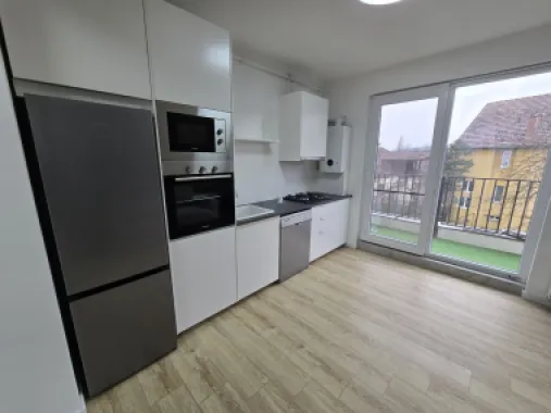 Apartament 3 camere,2 terase,2 băi,95mp,zona Centrală