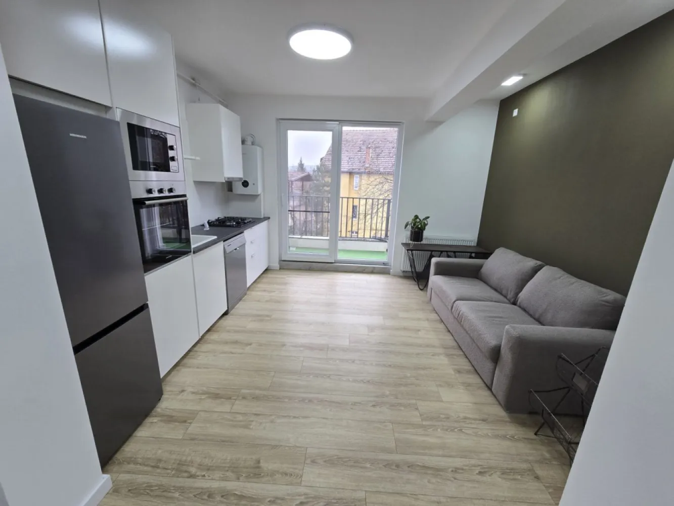 Apartament 3 camere,2 terase,2 băi,95mp,zona Centrală - Contact 0774048706 Bogdan
De vânzare apartament la cheie in bloc NOU, 3 camere,2 băi, 2 terase, 1 dressing, decomandat, confort 1, situat în zona Centrală, strada Papiu Ilarian , suprafață utilă de 62 mp, suprafata construită 95 mp,situat la etajul 2 din 2 oferit de Zap Imobiliare 
Detalii: 
- 1 living cu bucătărie, 2 dormitoare, 2 bai, 1 dressing,2 terase, 1 hol
- centrală termică, calorifere, geamuri termopan, ușă metalică.

Proprietatea se află într-o zonă cu un confort deosebit, datorită amplasării în imediata apropiere a tot ceea ce înseamnă viață modernă, și anume: mijloace de transport în comun, magazine, unități de învățământ de toate gradele, piață, parc, bănci, farmacii, s.a.
Locuința se vinde la cheie la prețul de 167.000 Euro negociabil. Comisionul este ZERO!
Contact 0774048706 Bogdan

Dacă vă place această ofertă - sau pentru alte informații sunați la numărul de contact din anunț! 
Compania Zap Imobiliare vă pune la dispoziție toate informațiile, actele și documentele necesare alături de asistență și consiliere permanentă până la finalizarea achiziției imobiliare. Ne dorim să îți oferim cea mai plăcută experiență, îndeplinim vise cu pereți!