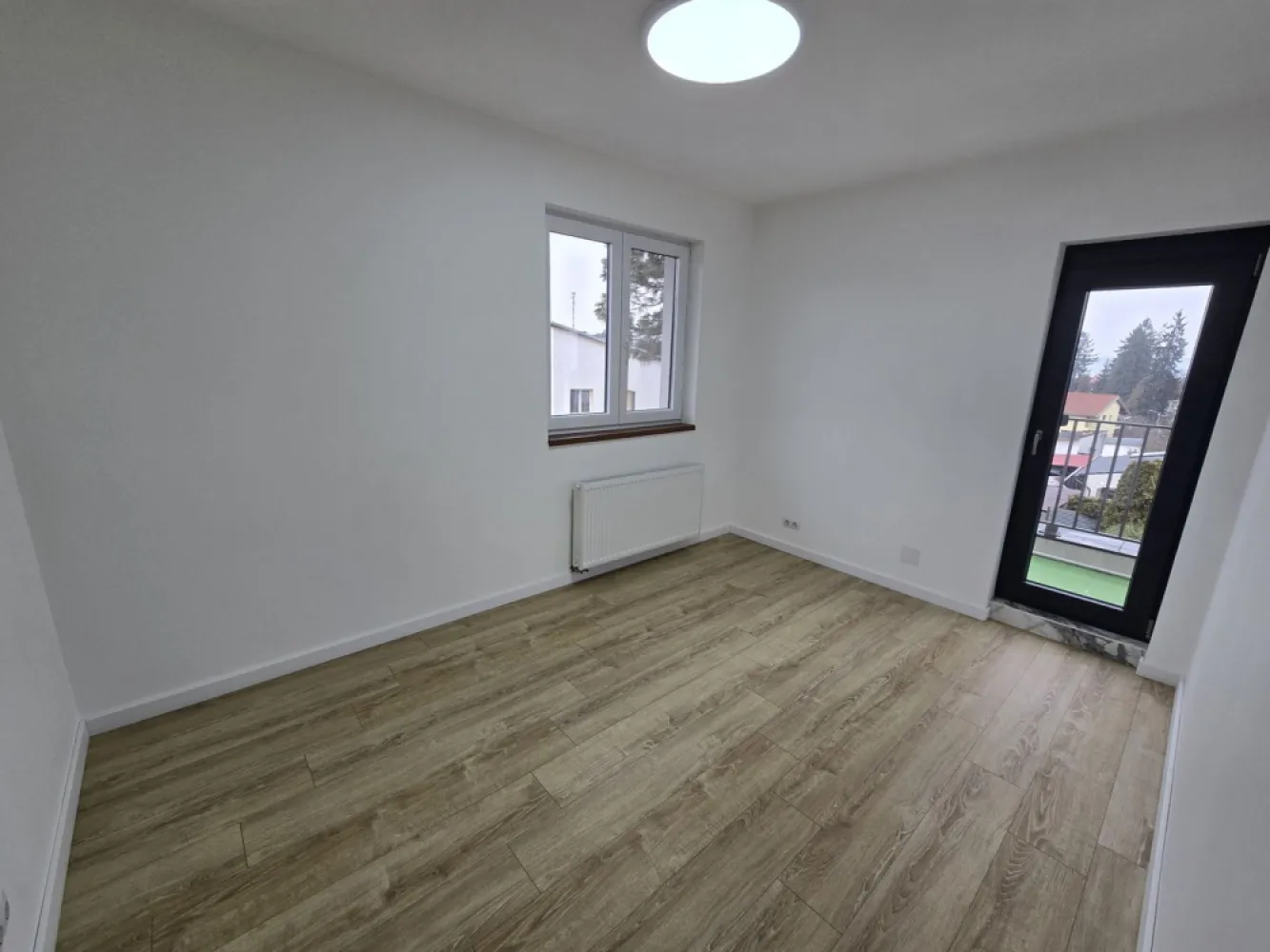 Apartament 3 camere,2 terase,2 băi,95mp,zona Centrală - Contact 0774048706 Bogdan
De vânzare apartament la cheie in bloc NOU, 3 camere,2 băi, 2 terase, 1 dressing, decomandat, confort 1, situat în zona Centrală, strada Papiu Ilarian , suprafață utilă de 62 mp, suprafata construită 95 mp,situat la etajul 2 din 2 oferit de Zap Imobiliare 
Detalii: 
- 1 living cu bucătărie, 2 dormitoare, 2 bai, 1 dressing,2 terase, 1 hol
- centrală termică, calorifere, geamuri termopan, ușă metalică.

Proprietatea se află într-o zonă cu un confort deosebit, datorită amplasării în imediata apropiere a tot ceea ce înseamnă viață modernă, și anume: mijloace de transport în comun, magazine, unități de învățământ de toate gradele, piață, parc, bănci, farmacii, s.a.
Locuința se vinde la cheie la prețul de 167.000 Euro negociabil. Comisionul este ZERO!
Contact 0774048706 Bogdan

Dacă vă place această ofertă - sau pentru alte informații sunați la numărul de contact din anunț! 
Compania Zap Imobiliare vă pune la dispoziție toate informațiile, actele și documentele necesare alături de asistență și consiliere permanentă până la finalizarea achiziției imobiliare. Ne dorim să îți oferim cea mai plăcută experiență, îndeplinim vise cu pereți!