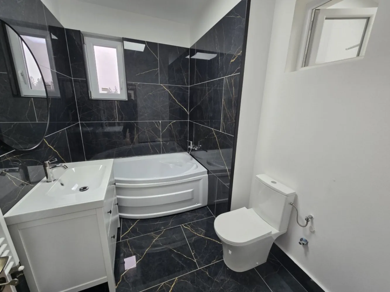 Apartament 3 camere,2 terase,2 băi,95mp,zona Centrală