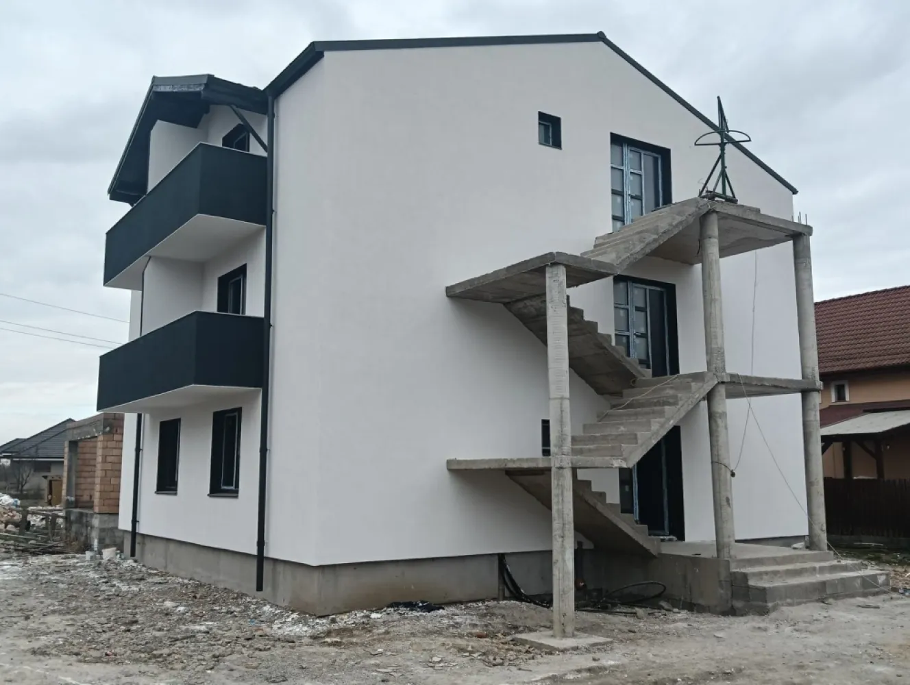 Apartament 2 camere,bloc NOU 50mp,zona 7Noiembrie 1 parcare - Contact 0774048706 Bogdan
De vânzare apartament 2 camere la cheie, decomandat confort 1, situat în zona 7 Noiembrie, strada Nordului suprafață utilă de 50 mp, situat la etajul 1 din 2 oferit de Zap Imobiliare 
Detalii: 
- 1 living, 1 dormitor, 1 bucătărie, 1 baie, 1 balcon, 1 parcare privată
- centrală termică, calorifere, geamuri termopan, ușă metalică.

Proprietatea se află într-o zonă cu un confort deosebit, datorită amplasării în imediata apropiere a tot ceea ce înseamnă viață modernă, și anume: mijloace de transport în comun, magazine, unități de învățământ de toate gradele, piață, parc, bănci, farmacii, s.a.
Locuința se vinde la cheie cu 1 parcare la prețul de 94.500 Euro negociabil. Comisionul este ZERO!
Contact 0774048706 Bogdan
Prețul apartamentelor semifinisate 89.000 euro
Dacă vă place această ofertă - sau pentru alte informații sunați la numărul de contact din anunț! 
Compania Zap Imobiliare vă pune la dispoziție toate informațiile, actele și documentele necesare alături de asistență și consiliere permanentă până la finalizarea achiziției imobiliare. Ne dorim să îți oferim cea mai plăcută experiență, îndeplinim vise cu pereți!
