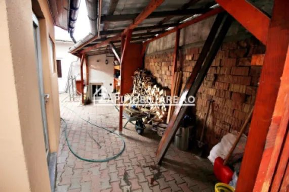 Casa 4 camere+spatiu comercial 420mp.6 bai,720mp teren