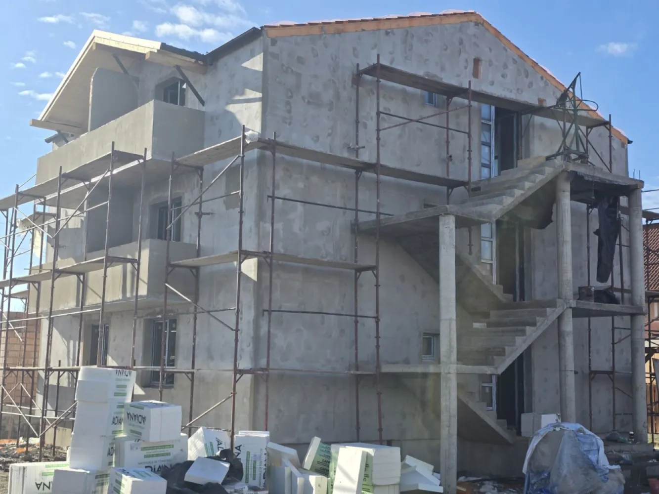 Apartament 2 camere,bloc NOU 50mp,zona 7Noiembrie 1 parcare - Contact 0774048706 Bogdan
De vânzare apartament 2 camere la cheie, decomandat confort 1, situat în zona 7 Noiembrie, strada Nordului suprafață utilă de 50 mp, situat la etajul 1 din 2 oferit de Zap Imobiliare 
Detalii: 
- 1 living, 1 dormitor, 1 bucătărie, 1 baie, 1 balcon, 1 parcare privată
- centrală termică, calorifere, geamuri termopan, ușă metalică.

Proprietatea se află într-o zonă cu un confort deosebit, datorită amplasării în imediata apropiere a tot ceea ce înseamnă viață modernă, și anume: mijloace de transport în comun, magazine, unități de învățământ de toate gradele, piață, parc, bănci, farmacii, s.a.
Locuința se vinde la cheie cu 1 parcare la prețul de 94.500 Euro negociabil. Comisionul este ZERO!
Contact 0774048706 Bogdan
Prețul apartamentelor semifinisate 89.000 euro
Dacă vă place această ofertă - sau pentru alte informații sunați la numărul de contact din anunț! 
Compania Zap Imobiliare vă pune la dispoziție toate informațiile, actele și documentele necesare alături de asistență și consiliere permanentă până la finalizarea achiziției imobiliare. Ne dorim să îți oferim cea mai plăcută experiență, îndeplinim vise cu pereți!