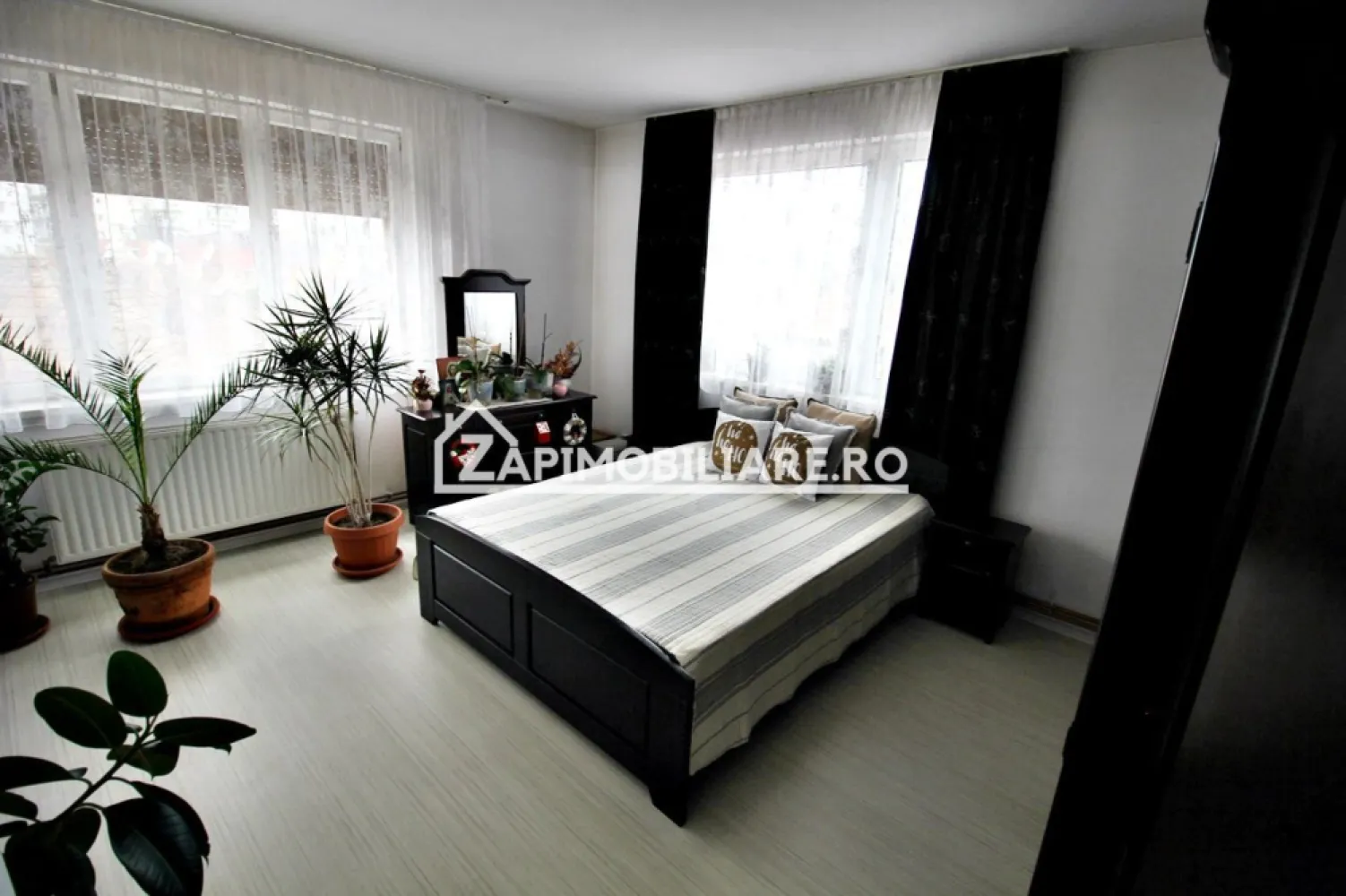 Casa 4 camere+spatiu comercial 420mp.6 bai,720mp teren