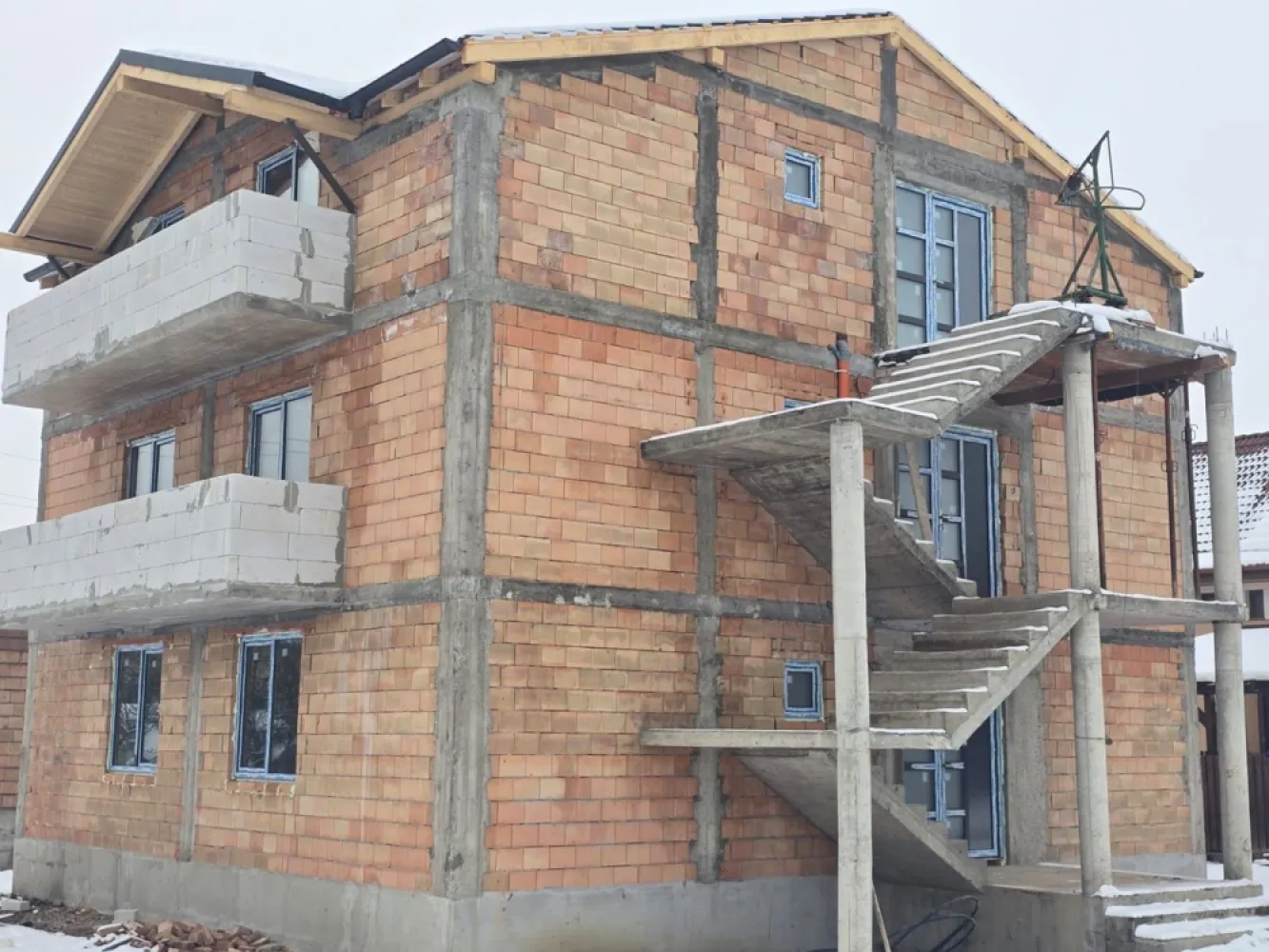 Apartament 2 camere,bloc NOU 50mp,zona 7Noiembrie 1 parcare - Contact 0774048706 Bogdan
De vânzare apartament 2 camere la cheie, decomandat confort 1, situat în zona 7 Noiembrie, strada Nordului suprafață utilă de 50 mp, situat la etajul 1 din 2 oferit de Zap Imobiliare 
Detalii: 
- 1 living, 1 dormitor, 1 bucătărie, 1 baie, 1 balcon, 1 parcare privată
- centrală termică, calorifere, geamuri termopan, ușă metalică.

Proprietatea se află într-o zonă cu un confort deosebit, datorită amplasării în imediata apropiere a tot ceea ce înseamnă viață modernă, și anume: mijloace de transport în comun, magazine, unități de învățământ de toate gradele, piață, parc, bănci, farmacii, s.a.
Locuința se vinde la cheie cu 1 parcare la prețul de 94.500 Euro negociabil. Comisionul este ZERO!
Contact 0774048706 Bogdan
Prețul apartamentelor semifinisate 89.000 euro
Dacă vă place această ofertă - sau pentru alte informații sunați la numărul de contact din anunț! 
Compania Zap Imobiliare vă pune la dispoziție toate informațiile, actele și documentele necesare alături de asistență și consiliere permanentă până la finalizarea achiziției imobiliare. Ne dorim să îți oferim cea mai plăcută experiență, îndeplinim vise cu pereți!