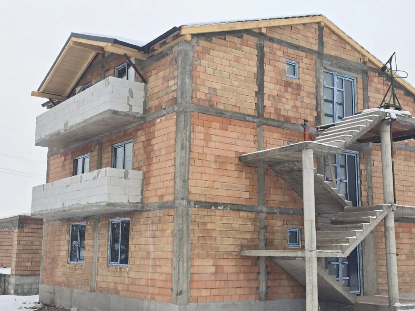 Apartament 2 camere,bloc NOU 50mp,zona 7Noiembrie 1 parcare - Contact 0774048706 Bogdan
De vânzare apartament 2 camere la cheie, decomandat confort 1, situat în zona 7 Noiembrie, strada Nordului suprafață utilă de 50 mp, situat la etajul 1 din 2 oferit de Zap Imobiliare 
Detalii: 
- 1 living, 1 dormitor, 1 bucătărie, 1 baie, 1 balcon, 1 parcare privată
- centrală termică, calorifere, geamuri termopan, ușă metalică.

Proprietatea se află într-o zonă cu un confort deosebit, datorită amplasării în imediata apropiere a tot ceea ce înseamnă viață modernă, și anume: mijloace de transport în comun, magazine, unități de învățământ de toate gradele, piață, parc, bănci, farmacii, s.a.
Locuința se vinde la cheie cu 1 parcare la prețul de 94.500 Euro negociabil. Comisionul este ZERO!
Contact 0774048706 Bogdan
Prețul apartamentelor semifinisate 89.000 euro
Dacă vă place această ofertă - sau pentru alte informații sunați la numărul de contact din anunț! 
Compania Zap Imobiliare vă pune la dispoziție toate informațiile, actele și documentele necesare alături de asistență și consiliere permanentă până la finalizarea achiziției imobiliare. Ne dorim să îți oferim cea mai plăcută experiență, îndeplinim vise cu pereți!