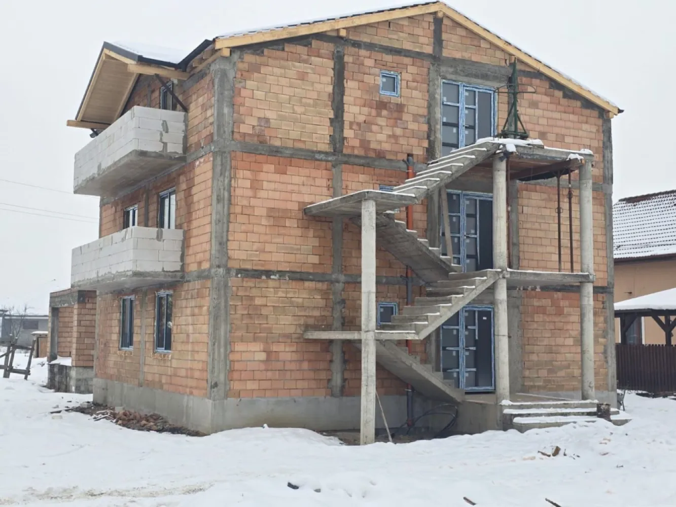 Apartament 2 camere,bloc NOU 50mp,zona 7Noiembrie 1 parcare - Contact 0774048706 Bogdan
De vânzare apartament 2 camere la cheie, decomandat confort 1, situat în zona 7 Noiembrie, strada Nordului suprafață utilă de 50 mp, situat la etajul 1 din 2 oferit de Zap Imobiliare 
Detalii: 
- 1 living, 1 dormitor, 1 bucătărie, 1 baie, 1 balcon, 1 parcare privată
- centrală termică, calorifere, geamuri termopan, ușă metalică.

Proprietatea se află într-o zonă cu un confort deosebit, datorită amplasării în imediata apropiere a tot ceea ce înseamnă viață modernă, și anume: mijloace de transport în comun, magazine, unități de învățământ de toate gradele, piață, parc, bănci, farmacii, s.a.
Locuința se vinde la cheie cu 1 parcare la prețul de 94.500 Euro negociabil. Comisionul este ZERO!
Contact 0774048706 Bogdan
Prețul apartamentelor semifinisate 89.000 euro
Dacă vă place această ofertă - sau pentru alte informații sunați la numărul de contact din anunț! 
Compania Zap Imobiliare vă pune la dispoziție toate informațiile, actele și documentele necesare alături de asistență și consiliere permanentă până la finalizarea achiziției imobiliare. Ne dorim să îți oferim cea mai plăcută experiență, îndeplinim vise cu pereți!