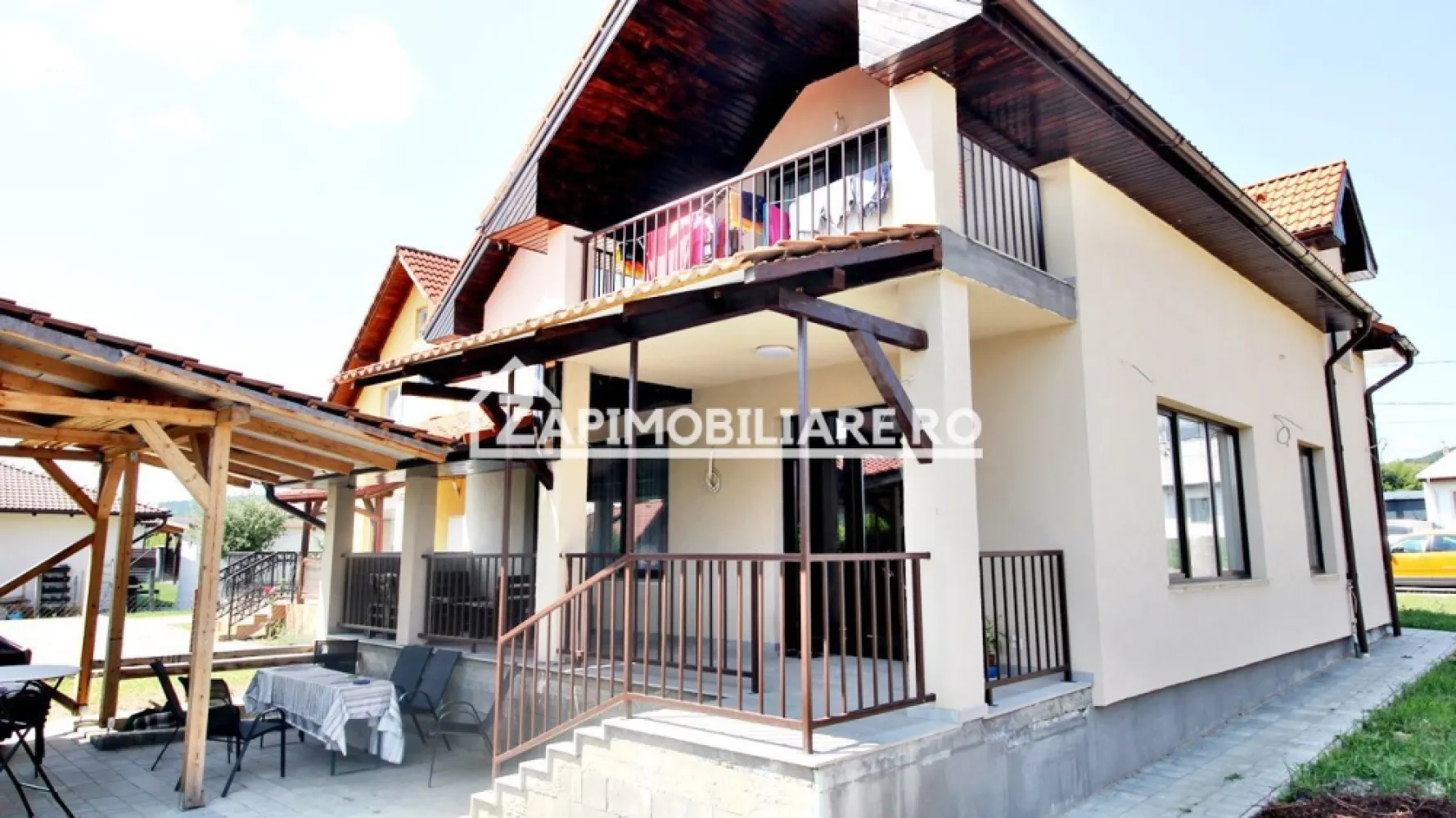 Casa 4 camere,3 bai,1 pivnită,170 mp,517mp teren,0% comision - Contact 0774048706 Bogdan
De vânzare casă la cheie singur în curte, 4 camere situată în Livezeni, suprafața utilă de 170 mp amplasată pe un teren cu suprafața de 517 mp,
Compartimentare:
- la parter: 1 living, 1 bucătărie, 1 baie, 1 terasă acoperită, 1 hol ,1 garaj
- la etaj: 3 dormitoare, 2 băi, 1 dressing, 1 balcon.
- se acceptă schimb 
Detalii:
- centrală termică, incălzire in pardoseală, semineu cu ventilatie,geamuri termopan, 
- fundația casei are o adâncime de 1 m, pereții sunt din cărămidă, acoperișul de țiglă izolată cuvată bazaltică de 10 cm.
- pivniță, 
- garg, pavaj, fantană
- anul construcției 2021

Utilitați:
- curent, apă, gaz, canalizare

Casa se vinde la cheie , mobilată și utilată la prețul de 329.000 Euro negociabil. Comision ZERO!
Contact 0774048706 Bogdan
Daca vă place această ofertă sau pentru alte informații sunați la numărul de contact din anunț! 
Compania Zap Imobiliare vă pune la dispoziție toate actele și documentele necesare alături de asistență și consiliere permanentă până la finalizarea achiziției imobiliare. 
Ne dorim să îți oferim cea mai plăcută experiență, îndeplinim vise cu pereți!