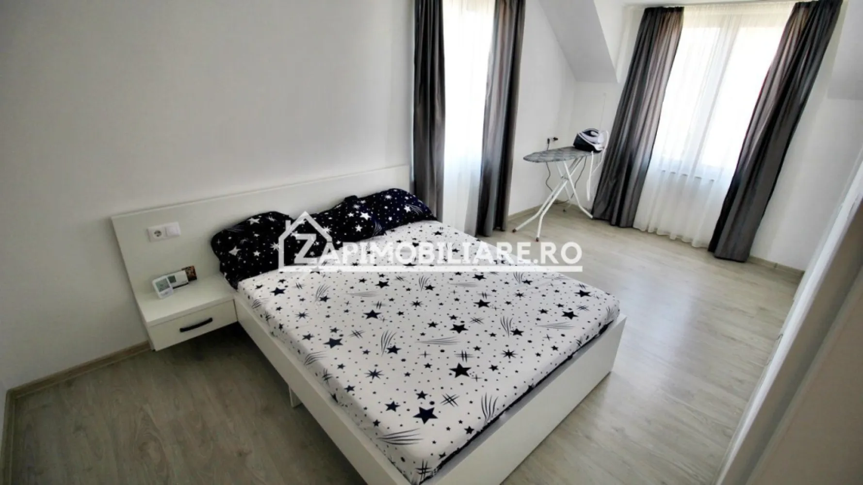Casa 4 camere,3 bai,1 pivnită,170 mp,517mp teren,0% comision - Contact 0774048706 Bogdan
De vânzare casă la cheie singur în curte, 4 camere situată în Livezeni, suprafața utilă de 170 mp amplasată pe un teren cu suprafața de 517 mp,
Compartimentare:
- la parter: 1 living, 1 bucătărie, 1 baie, 1 terasă acoperită, 1 hol ,1 garaj
- la etaj: 3 dormitoare, 2 băi, 1 dressing, 1 balcon.
- se acceptă schimb 
Detalii:
- centrală termică, incălzire in pardoseală, semineu cu ventilatie,geamuri termopan, 
- fundația casei are o adâncime de 1 m, pereții sunt din cărămidă, acoperișul de țiglă izolată cuvată bazaltică de 10 cm.
- pivniță, 
- garg, pavaj, fantană
- anul construcției 2021

Utilitați:
- curent, apă, gaz, canalizare

Casa se vinde la cheie , mobilată și utilată la prețul de 329.000 Euro negociabil. Comision ZERO!
Contact 0774048706 Bogdan
Daca vă place această ofertă sau pentru alte informații sunați la numărul de contact din anunț! 
Compania Zap Imobiliare vă pune la dispoziție toate actele și documentele necesare alături de asistență și consiliere permanentă până la finalizarea achiziției imobiliare. 
Ne dorim să îți oferim cea mai plăcută experiență, îndeplinim vise cu pereți!