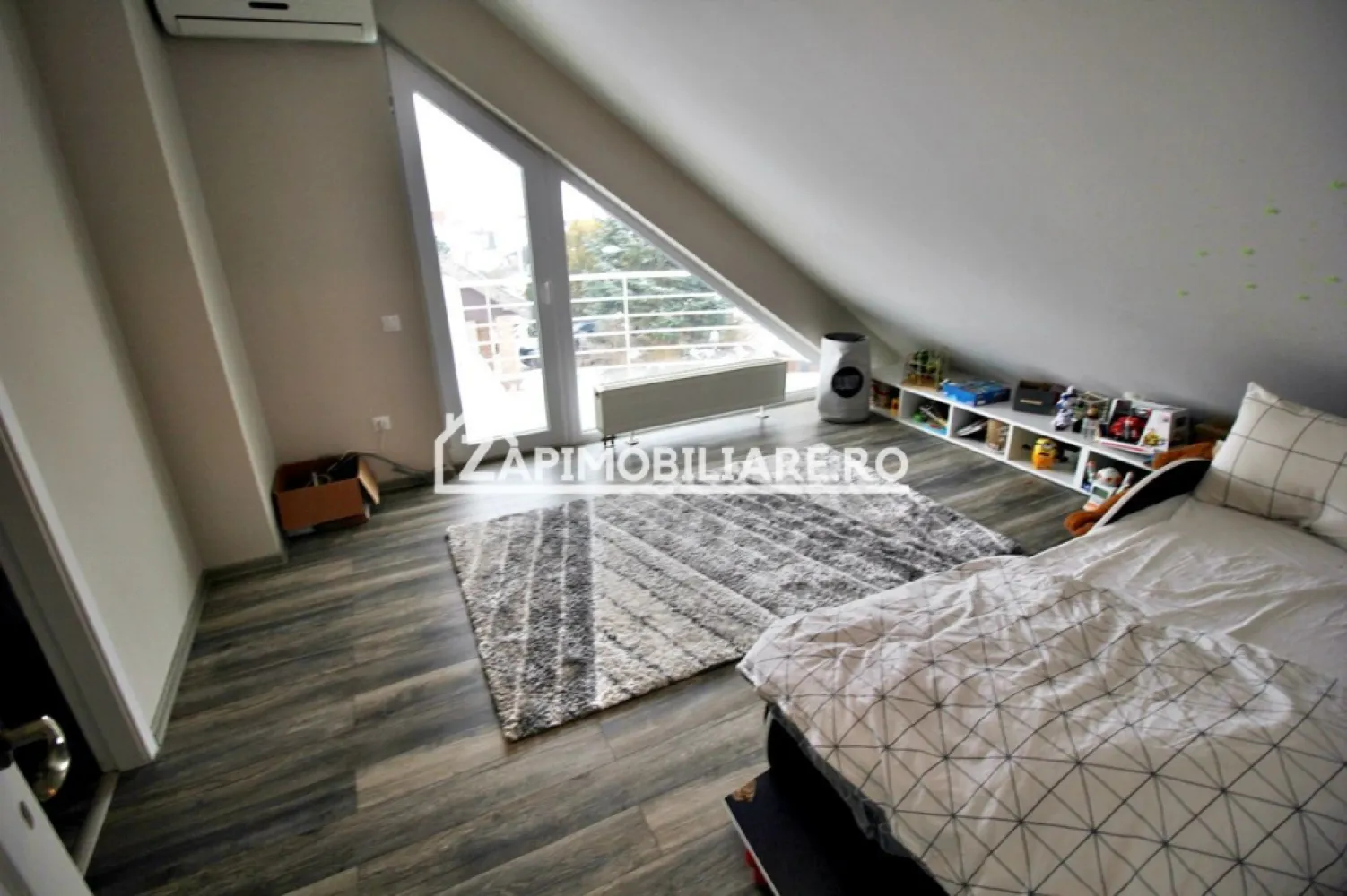 Casa D-P-E, 5 camere 200 mp,1.000 mp teren, garaj, semineu