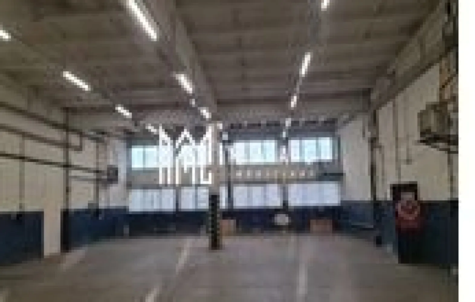 Hala Industrială I 570 mp I Acces Tir I Stefan Cel Mare - MAAC Imobiliare vă propune spre închiriere o hală industrială complet funcțională, situată în Zona Industrială Est din Sibiu – Strada Ștefan cel Mare, la doar 2 minute de accesul către autostrada A1.

 Suprafață totală: 570 mp, distribuită astfel:
Hala principală: 405 mp, ideală pentru activități de producție ușoară, depozitare, distribuție sau showroom comercial
Spații administrative: 165 mp, compartimentate în birouri, vestiare și grupuri sanitare
🔧 Caracteristici tehnice:

Înălțime utilă: 6 m
Acces TIR prin ușă industrială
Ușă separată pentru personal
Curent trifazic
Parcare generoasă – aproximativ 500 mp în curte

📍 Localizare excelentă, cu acces facil la:

Autostrada A1 (2 minute)
Zone de transport și distribuție
Rețea de infrastructură industrială

 Chirie lunară: 2.000 EUR + garanție în cuantumul unei luni de chirie
 Perioadă minimă de închiriere: 3 ani
 Pentru mai multe informații și programarea unei vizionări, vă rugăm să menționați ID anunț:CP2546647