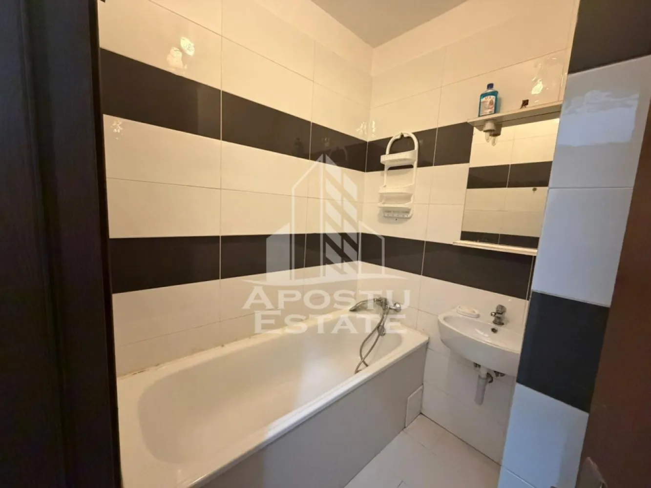 Garsoniera, Pet Friendly,centrala proprie,zona Iulius Mall - Apostu Estate va propune spre inchiriere o garsoniera, in zona Iulius Town

Suprafata utila 20 mp
Bucatarie mobilata si utilata
Pat matrimonial
Baie cu cada

Confortul termic este realizat de centrala proprie a imobiliului
Ideala pentru o singura persoana

Pret 260 euro
Garantie 260 euro

Programeaza o vizionare
ID intern : CP2875630