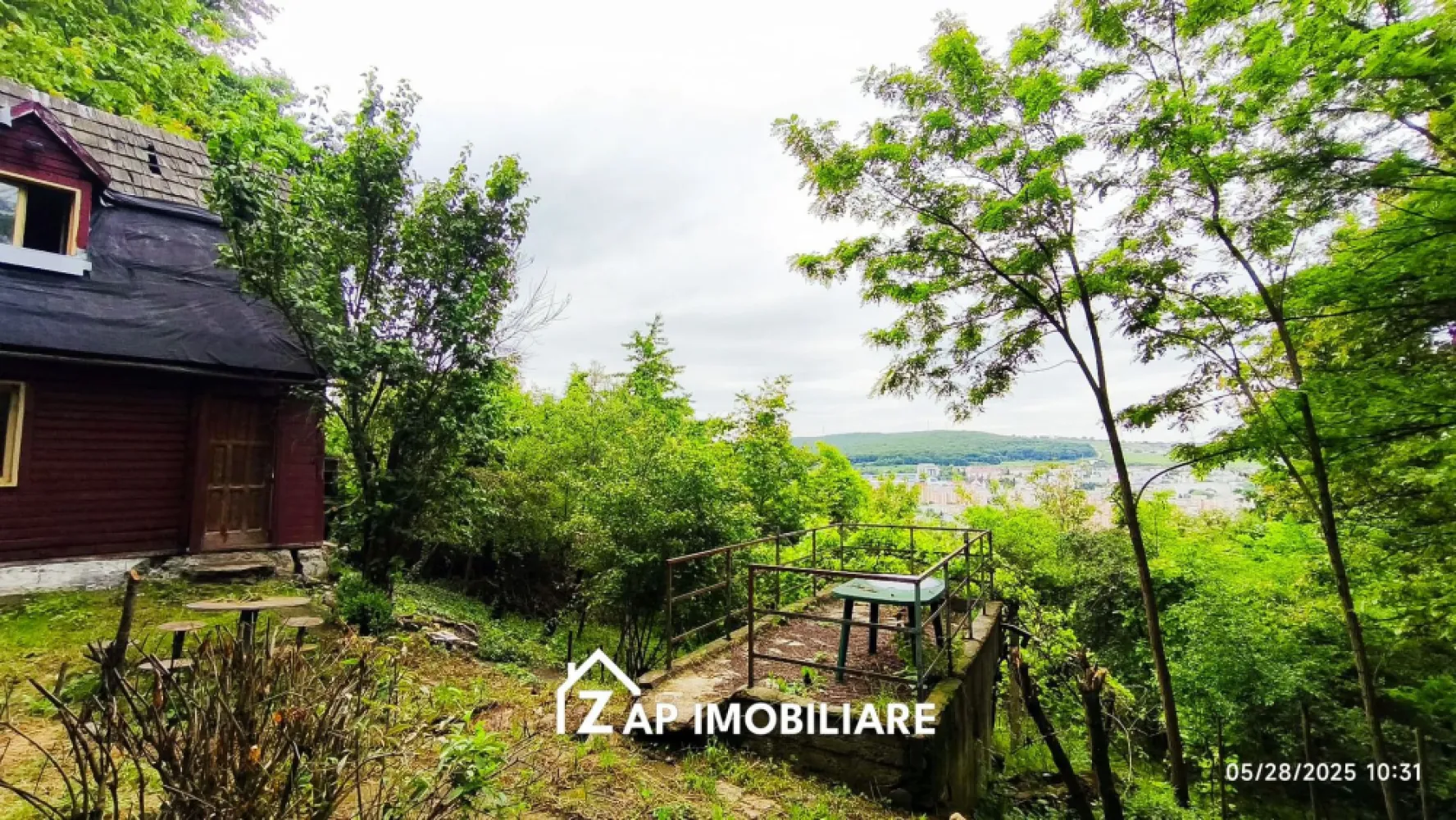 Teren Platou - 1613 mp - cu căbănuță intabulată– vedere panoramica - Mentionati ID-ul proprietatii cand apelati: CP2561537
Contact ⓪⑦②⑥ ②②③ ⑧⑧⑥ Sebastian

Vă propunem spre vânzare un teren intravilan de 1.613 mp, cu deschidere de 30 metri la drum, situat într-una dintre cele mai retrase și spectaculoase zone ale Târgu Mureșului – Strada Posada.

Ce îl face cu adevărat special:
 • Este înconjurat de pădure, cu intimitate totală, fără vecini direcți
 • Oferă o priveliște superbă asupra orașului, fiind amplasat pe un deal
 • Dispune de o căbănuță intabulată, deja racordată la apă și curent, ceea ce permite demararea rapidă a unui proiect de renovare sau extindere
 • Front stradal generos: 30 metri
 • Terenul are o pantă mai accentuată la intrare, apoi o zonă lină, ideală pentru construcție
 • Rețea de canalizare disponibilă în apropiere (necesită pompare)
 • Accesul se face pe drum neasfaltat

📌 Vizionarea este recomandată atât ziua, cât și noaptea, pentru a înțelege farmecul real al locului.

Pretul este de 205000 Euro negociabil

Contact ⓪⑦②⑥ ②②③ ⑧⑧⑥ Sebastian