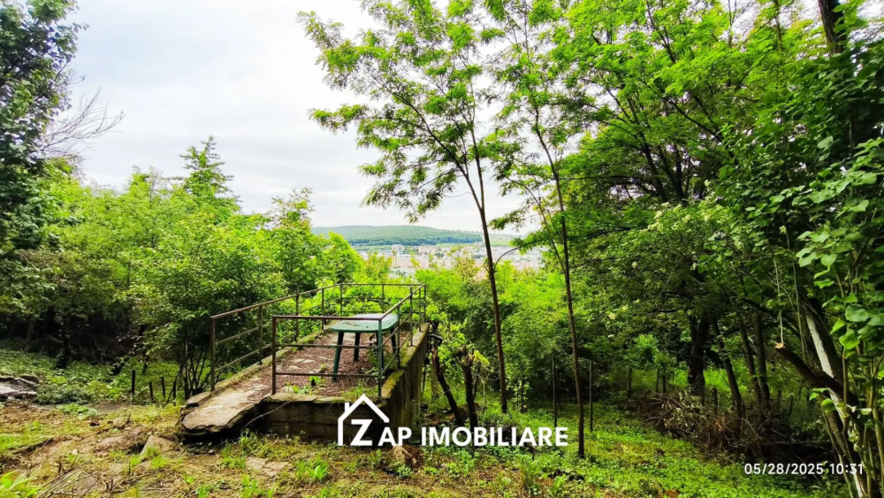 Teren Platou - 1613 mp - cu căbănuță intabulată– vedere panoramica - Mentionati ID-ul proprietatii cand apelati: CP2561537
Contact ⓪⑦②⑥ ②②③ ⑧⑧⑥ Sebastian

Vă propunem spre vânzare un teren intravilan de 1.613 mp, cu deschidere de 30 metri la drum, situat într-una dintre cele mai retrase și spectaculoase zone ale Târgu Mureșului – Strada Posada.

Ce îl face cu adevărat special:
 • Este înconjurat de pădure, cu intimitate totală, fără vecini direcți
 • Oferă o priveliște superbă asupra orașului, fiind amplasat pe un deal
 • Dispune de o căbănuță intabulată, deja racordată la apă și curent, ceea ce permite demararea rapidă a unui proiect de renovare sau extindere
 • Front stradal generos: 30 metri
 • Terenul are o pantă mai accentuată la intrare, apoi o zonă lină, ideală pentru construcție
 • Rețea de canalizare disponibilă în apropiere (necesită pompare)
 • Accesul se face pe drum neasfaltat

📌 Vizionarea este recomandată atât ziua, cât și noaptea, pentru a înțelege farmecul real al locului.

Pretul este de 205000 Euro negociabil

Contact ⓪⑦②⑥ ②②③ ⑧⑧⑥ Sebastian