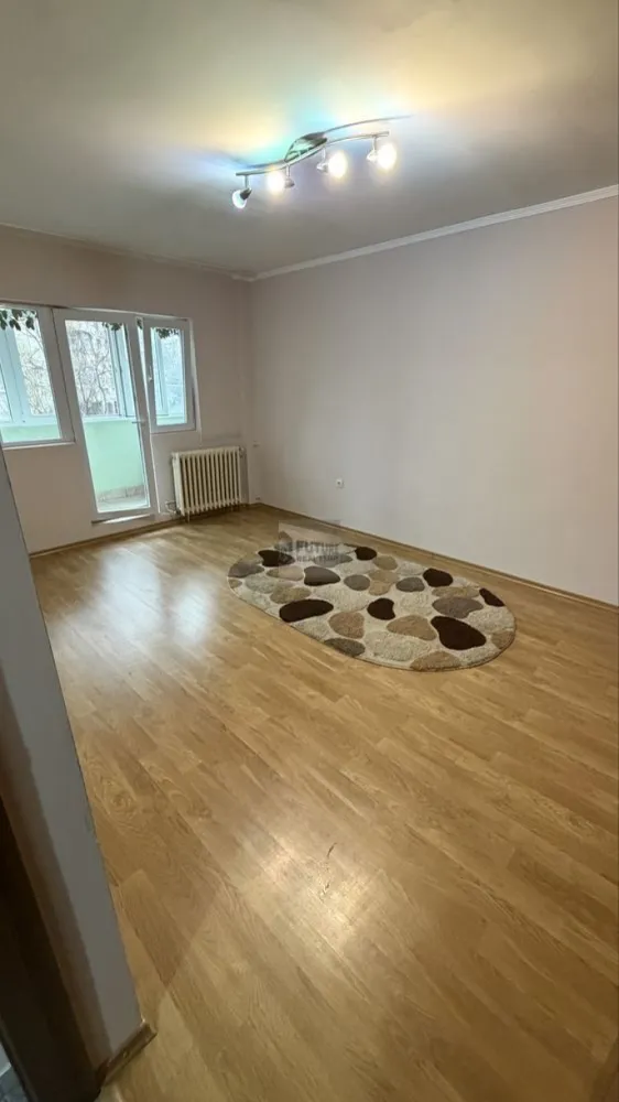 Apartament 4 camere | 92 mp | Etaj 1/10 | Apărătorii Patriei - Vă propunem spre vânzare un apartament spațios cu 4 camere, având o suprafață totală de 92 mp, situat la etajul 1 din 10 al unui imobil solid, construit în anul 1986. Localizare excelentă, la doar 3 minute de mers pe jos de stația de metrou Apărătorii Patriei, în imediata apropiere a Facultății Spiru Haret, cu vedere către Berceni Arena. Zona oferă multiple facilități de recreere, inclusiv patinoar, iar pe perioada iernii găzduiește Târgul de Crăciun, un punct de atracție apreciat. Apartamentul este decomandat, bine compartimentat și dispune de: 2 băi 2 balcoane spații generoase, ideale pentru o familie Confortul este asigurat de centrală termică proprie și aer condiționat, oferind un climat optim pe tot parcursul anului. Imobilul este amplasat într-o zonă liniștită, cu vecini civilizați, având acces rapid către mijloace de transport în comun, școli, facultăți, centre comerciale și zone de relaxare. Datorită poziționării și compartimentării, proprietatea este potrivită atât pentru locuință personală, cât și ca investiție. Preț: 180.000 euro Pentru mai multe detalii sau pentru programarea unei vizionări, vă stăm cu plăcere la dispoziție. }}
