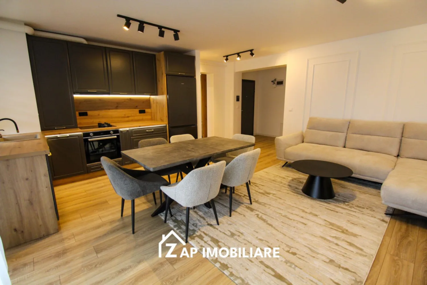 Premium 3 Camere Maurer | Parcare Subterană | Încălzire Pardoseală - Mentionati ID-ul proprietatii cand apelati: CP2689643
Prima închiriere – Apartament 3 camere cu 2 bai etaj 5, orientare sudică spre parc

Se închiriază un apartament spațios și modern, cu suprafață de 95 mp construiți (80 mp utili), complet mobilat și utilat. Locuința dispune de o terasă semi-acoperită de 8 mp, loc de parcare subteran și boxă de depozitare privată.

Apartamentul este dotat la cele mai înalte standarde: încălzire în pardoseală, sistem de climatizare, mașină de spălat vase, mașină de spălat și uscător rufe, cuptor, plită pe gaz și electrică, frigider XL, iluminat ambiental LED și centrală proprie. Accesul este facil, imobilul fiind echipat cu două lifturi moderne.

Proprietatea se află într-o zonă premium, aproape de parc, mijloace de transport în comun, magazine, școli, piață, bănci și farmacii – un confort excelent pentru viața de zi cu zi.

Disponibil imediat.
Preț chirie: 790 Euro (negociabil).
Comision Agenție 50% din valoarea unei chirii. O singura data in momentul semnării contractului de inchiriere

Pentru detalii și vizionări: ⓪⑦②⑥ ②②③ ⑧⑧⑥ – Sebastian