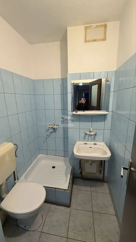 Apartament 4 camere | 92 mp | Etaj 1/10 | Apărătorii Patriei - Vă propunem spre vânzare un apartament spațios cu 4 camere, având o suprafață totală de 92 mp, situat la etajul 1 din 10 al unui imobil solid, construit în anul 1986. Localizare excelentă, la doar 3 minute de mers pe jos de stația de metrou Apărătorii Patriei, în imediata apropiere a Facultății Spiru Haret, cu vedere către Berceni Arena. Zona oferă multiple facilități de recreere, inclusiv patinoar, iar pe perioada iernii găzduiește Târgul de Crăciun, un punct de atracție apreciat. Apartamentul este decomandat, bine compartimentat și dispune de: 2 băi 2 balcoane spații generoase, ideale pentru o familie Confortul este asigurat de centrală termică proprie și aer condiționat, oferind un climat optim pe tot parcursul anului. Imobilul este amplasat într-o zonă liniștită, cu vecini civilizați, având acces rapid către mijloace de transport în comun, școli, facultăți, centre comerciale și zone de relaxare. Datorită poziționării și compartimentării, proprietatea este potrivită atât pentru locuință personală, cât și ca investiție. Preț: 180.000 euro Pentru mai multe detalii sau pentru programarea unei vizionări, vă stăm cu plăcere la dispoziție. }}