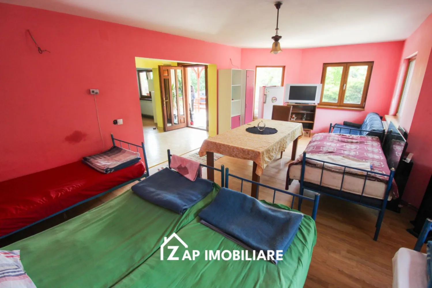 Cazare muncitori - Casa capacitate 8 - 14 persoane - Mentionati ID-ul proprietatii cand apelati: CP2550960
Contact ⓪⑦②⑥ ②②③ ⑧⑧⑥ Sebastian
De închiriat casă, singur în curte 4 camere situată în Ungheni suprafața utilă de 142 mp amplasată pe un teren cu suprafață de 2000 mp.
Compartimentare:
- la parter: 1 camera spatioasa 1 bucătărie, 1 baie
- la etaj: 3 dormitoare, 1 baie, 1 balcon.

Detalii:
- ocupabil imediat
- centrală termică, calorifere, geamuri termopan, ușă PVC
- masina de spalat rufe,
- masina de spalat haine
- 3 frigidere 
- bucatarie de vara dotata complet
- terasa pentru relaxare, 
- 2000 metrii patrati ( suficient loc de parcare pt masini ) 

Casa se închiriază mobilată și utilată dupa cum urmeaza:
4500 LEI - maxim 8 ocupanti
5000 RON - 10 ocupanti
6000 RON - 12 ocupanti
7000 RON - 14 ocupanti
Comisionul perceput este de 50% din valoarea primei chirii si se plateste o singura data in momentul semnarii contractului de inchiriere.