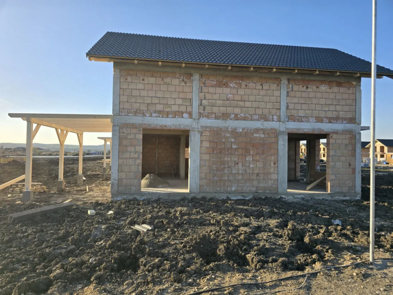 Casa 4 camere la cheie,10 minute de spital 150mp,700mp teren - Contact 0774048706 Bogdan
La primele 5 case vândute se oferă bonus Semineu
De vânzare casă la cheie, singur în curte, 4 camere situată în Sangeorgiu de Mures suprafața utilă de 120 mp . suprafata construită de 150 mp .amplasată pe un teren cu suprafața de 700 mp,
Compartimentare:
- la parter: 1 living, 1 bucătărie, 1 baie, 1 cămară, 1 terasă
- la etaj: 3 dormitoare, 1 baie, 1 dressing, 1 balcon.1 hol
- posibilitate achiziției casa la roșu la prețul de 120.000 euro + tva
Detalii:
- centrală termică, incălzire in pardoseală, geamuri tripan, izolatie intre căpriori cu spumă poliuretanică
- fundația casei din beton cu o adâncime de 1 m, pereții sunt din cărămidă, acoperișul de țiglă, izolată cu polistiren de 15 cm.
- anul construcției 2025
- 10 minute de spitalul Judetean
Utilitați:
- curent, apă, gaz, canalizare, drum asfaltat, iluminat public, pistă de alergat, parc de joacă, zonă barbeque, piscină privată.

Casa se vinde la cheie la prețul de 149.900 Euro + TVA de 21% Comision ZERO!
Contact 0774048706 Bogdan
Daca vă place această ofertă sau pentru alte informații sunați la numărul de contact din anunț! 
Compania Zap Imobiliare vă pune la dispoziție toate actele și documentele necesare alături de asistență și consiliere permanentă până la finalizarea achiziției imobiliare. 
Ne dorim să îți oferim cea mai plăcută experiență, îndeplinim vise cu pereți!