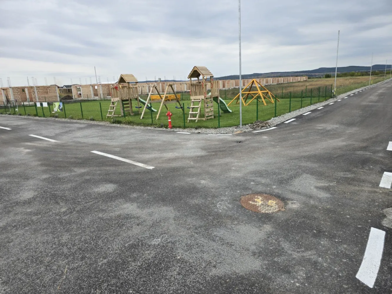 Casa 4 camere la cheie,10 minute de spital 150mp,700mp teren - Contact 0774048706 Bogdan
La primele 5 case vândute se oferă bonus Semineu
De vânzare casă la cheie, singur în curte, 4 camere situată în Sangeorgiu de Mures suprafața utilă de 120 mp . suprafata construită de 150 mp .amplasată pe un teren cu suprafața de 700 mp,
Compartimentare:
- la parter: 1 living, 1 bucătărie, 1 baie, 1 cămară, 1 terasă
- la etaj: 3 dormitoare, 1 baie, 1 dressing, 1 balcon.1 hol
- posibilitate achiziției casa la roșu la prețul de 120.000 euro + tva
Detalii:
- centrală termică, incălzire in pardoseală, geamuri tripan, izolatie intre căpriori cu spumă poliuretanică
- fundația casei din beton cu o adâncime de 1 m, pereții sunt din cărămidă, acoperișul de țiglă, izolată cu polistiren de 15 cm.
- anul construcției 2025
- 10 minute de spitalul Judetean
Utilitați:
- curent, apă, gaz, canalizare, drum asfaltat, iluminat public, pistă de alergat, parc de joacă, zonă barbeque, piscină privată.

Casa se vinde la cheie la prețul de 149.900 Euro + TVA de 21% Comision ZERO!
Contact 0774048706 Bogdan
Daca vă place această ofertă sau pentru alte informații sunați la numărul de contact din anunț! 
Compania Zap Imobiliare vă pune la dispoziție toate actele și documentele necesare alături de asistență și consiliere permanentă până la finalizarea achiziției imobiliare. 
Ne dorim să îți oferim cea mai plăcută experiență, îndeplinim vise cu pereți!