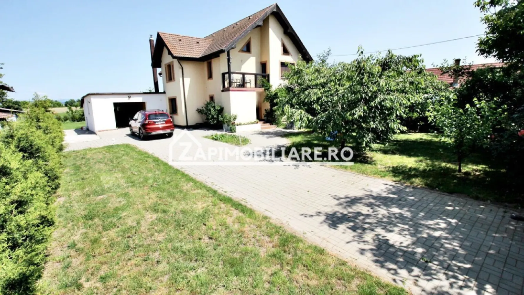Casa 5 camere, 326mp, 1.253mp teren, 0% comision - Contact 0774048706 Bogdan
De vânzare casă, singur în curte 5 camere situată în Santana De Mures suprafața utilă de 224 mp Utili,suprafata construită de 326mp amplasată pe un teren cu suprafața de 1253 mp, 
Compartimentare:
- la parter: 1 living, 1 bucătărie, 1 baie,1 cămară, 1 birou, 1 cameră tehnică,1 magazie, 2 terase, 1 hol, 1 garaj
- la etaj: 3 dormitoare, 1 baie, 1 dressing, 1 balcon, 1terasă, 1 hol, 1 living

Detalii:
- centrală termică pe gaz + centrală pe lemne, incălzire in pardoseală, geamuri termopan, 
- fundația casei are o adâncime de 1 m, pereții sunt din cărămidă de 40 cm, acoperișul de țiglă, izolată cu polistiren de 10 cm.
- anul construcției 2023

Utilitați:
- curent, apă, gaz, canalizare
- sistem de alarma
- camere de supraveghere
Casa se vinde la cheie mobilată și utilată la prețul de 259.000 Euro negociabil. Comision ZERO!
Contact 0774048706 Bogdan
Daca vă place această ofertă sau pentru alte informații sunați la numărul de contact din anunț! 
Compania Zap Imobiliare vă pune la dispoziție toate actele și documentele necesare alături de asistență și consiliere permanentă până la finalizarea achiziției imobiliare. 
Ne dorim să îți oferim cea mai plăcută experiență, îndeplinim vise cu pereți!
