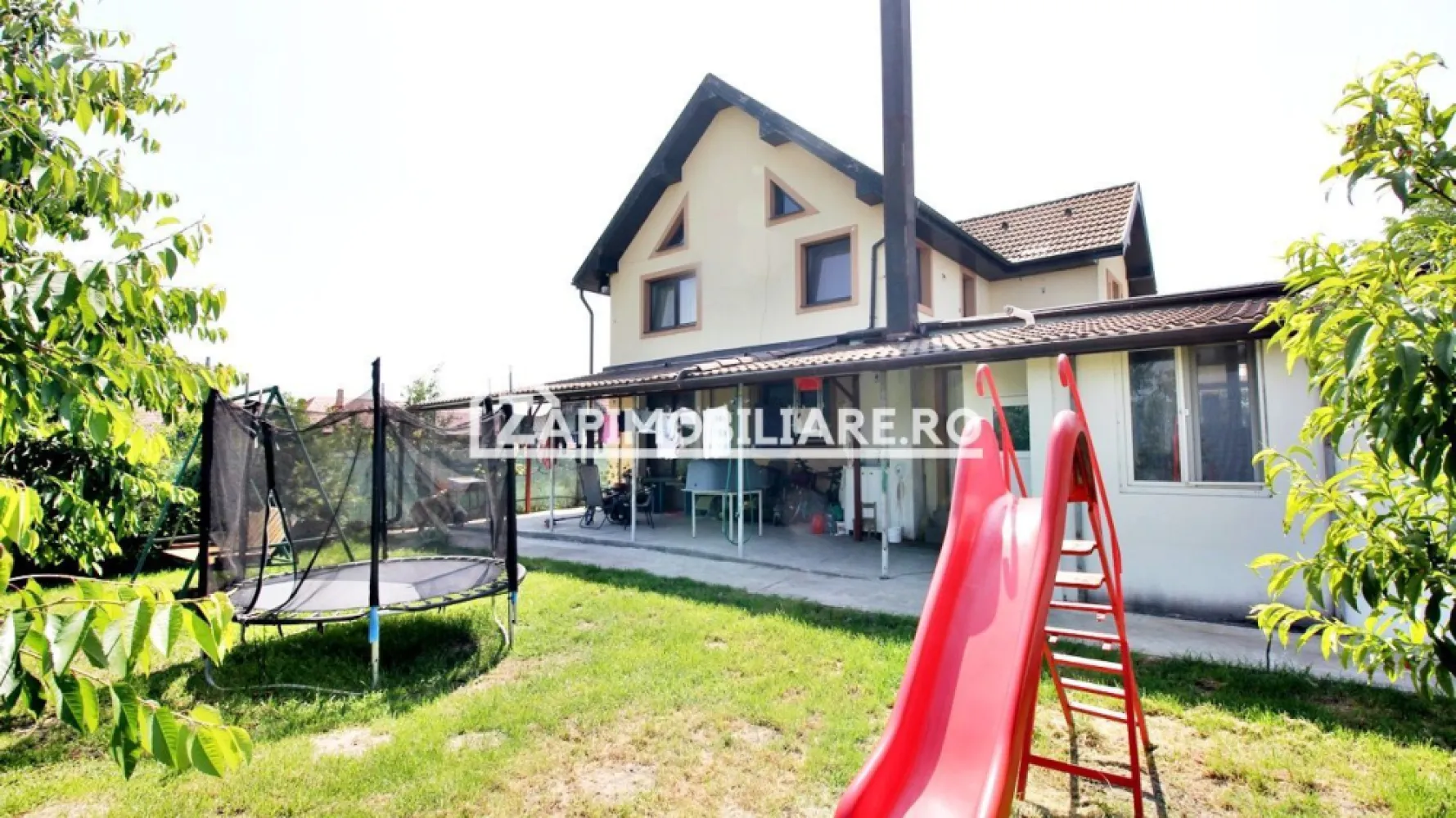 Casa 5 camere, 326mp, 1.253mp teren, 0% comision - Contact 0774048706 Bogdan
De vânzare casă, singur în curte 5 camere situată în Santana De Mures suprafața utilă de 224 mp Utili,suprafata construită de 326mp amplasată pe un teren cu suprafața de 1253 mp, 
Compartimentare:
- la parter: 1 living, 1 bucătărie, 1 baie,1 cămară, 1 birou, 1 cameră tehnică,1 magazie, 2 terase, 1 hol, 1 garaj
- la etaj: 3 dormitoare, 1 baie, 1 dressing, 1 balcon, 1terasă, 1 hol, 1 living

Detalii:
- centrală termică pe gaz + centrală pe lemne, incălzire in pardoseală, geamuri termopan, 
- fundația casei are o adâncime de 1 m, pereții sunt din cărămidă de 40 cm, acoperișul de țiglă, izolată cu polistiren de 10 cm.
- anul construcției 2023

Utilitați:
- curent, apă, gaz, canalizare
- sistem de alarma
- camere de supraveghere
Casa se vinde la cheie mobilată și utilată la prețul de 259.000 Euro negociabil. Comision ZERO!
Contact 0774048706 Bogdan
Daca vă place această ofertă sau pentru alte informații sunați la numărul de contact din anunț! 
Compania Zap Imobiliare vă pune la dispoziție toate actele și documentele necesare alături de asistență și consiliere permanentă până la finalizarea achiziției imobiliare. 
Ne dorim să îți oferim cea mai plăcută experiență, îndeplinim vise cu pereți!