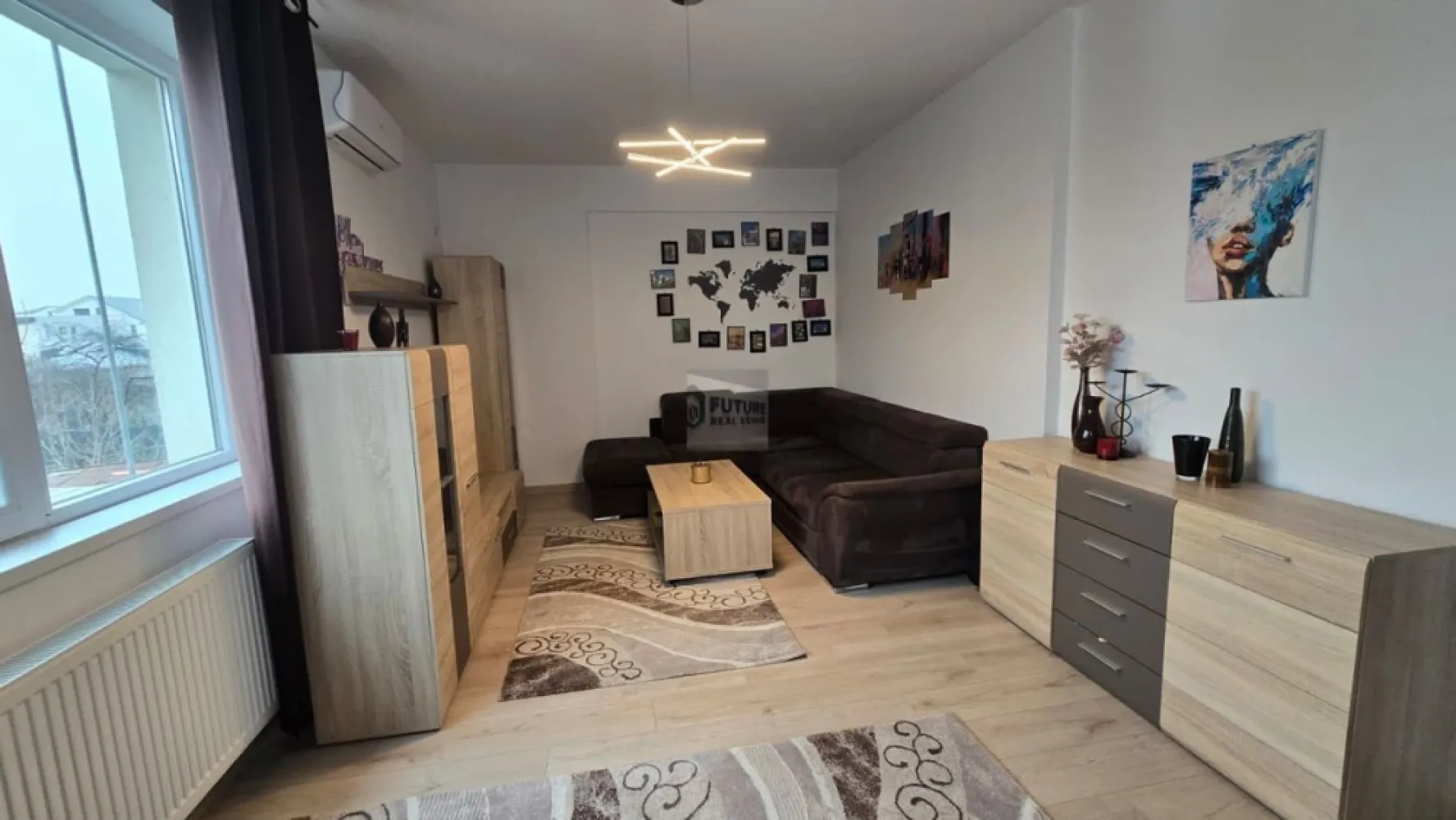 Apartament 2 camere + parcare subterană + boxă | Piața Progresul - Vă propunem spre vânzare un apartament decomandat cu 2 camere, situat la etajul 1 al unui imobil modern, construit în 2018, cu regim de înălțime S+P+3E, amplasat într-o zonă rezidențială liniștită, ferită de agitația marilor bulevarde. Imobilul beneficiază de supraveghere video, oferind un plus de siguranță. Poziționarea asigură echilibrul perfect între liniște și acces rapid către centrul orașului. Detalii proprietate Suprafață utilă: 54,23 mp Balcon: 2,65 mp Compartimentare: Living generos – 18,79 mp Dormitor – 12,19 mp Bucătărie închisă – 7,64 mp Baie – 4,35 mp Anexe incluse în preț: Boxă – 2,87 mp Loc de parcare subteran – 15,40 mp Dotări Centrală termică proprie Aer condiționat în living (12.000 BTU) Ferestre termopan cu suprafață vitrată mare Se vinde complet mobilat și utilat, gata de mutare Localizare & facilități Transport: Stație tramvai Toporași – 5 min de mers pe jos (liniile 7, 19, 25 pe culoar propriu) 7 min până la Metrou Eroii Revoluției (M2) 23 min până la Piața Unirii Educație: Școli gimnaziale și grădiniță în imediata apropiere Shopping: LIDL – 2 min pe jos Piața Progresul – 5 min pe jos Situație juridică Certificat energetic: Clasa B Proprietate liberă de sarcini Acte pregătite pentru vânzare Se acceptă credit bancar Preț: 149.800 EUR (TVA inclus) – ușor negociabil Pentru informații suplimentare și programarea unei vizionări, vă stau la dispoziție. }}